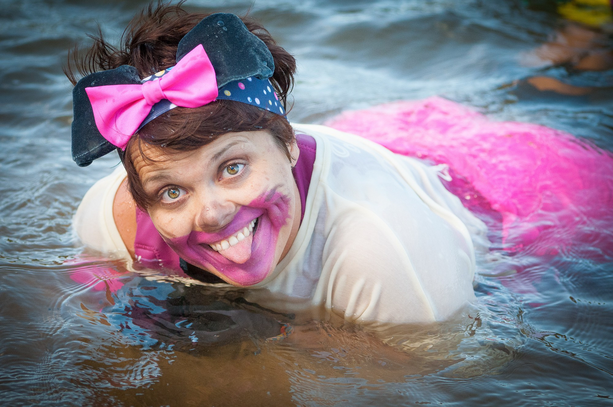 Девушка в костюме Минни-маус лежит в воде и показывает язык