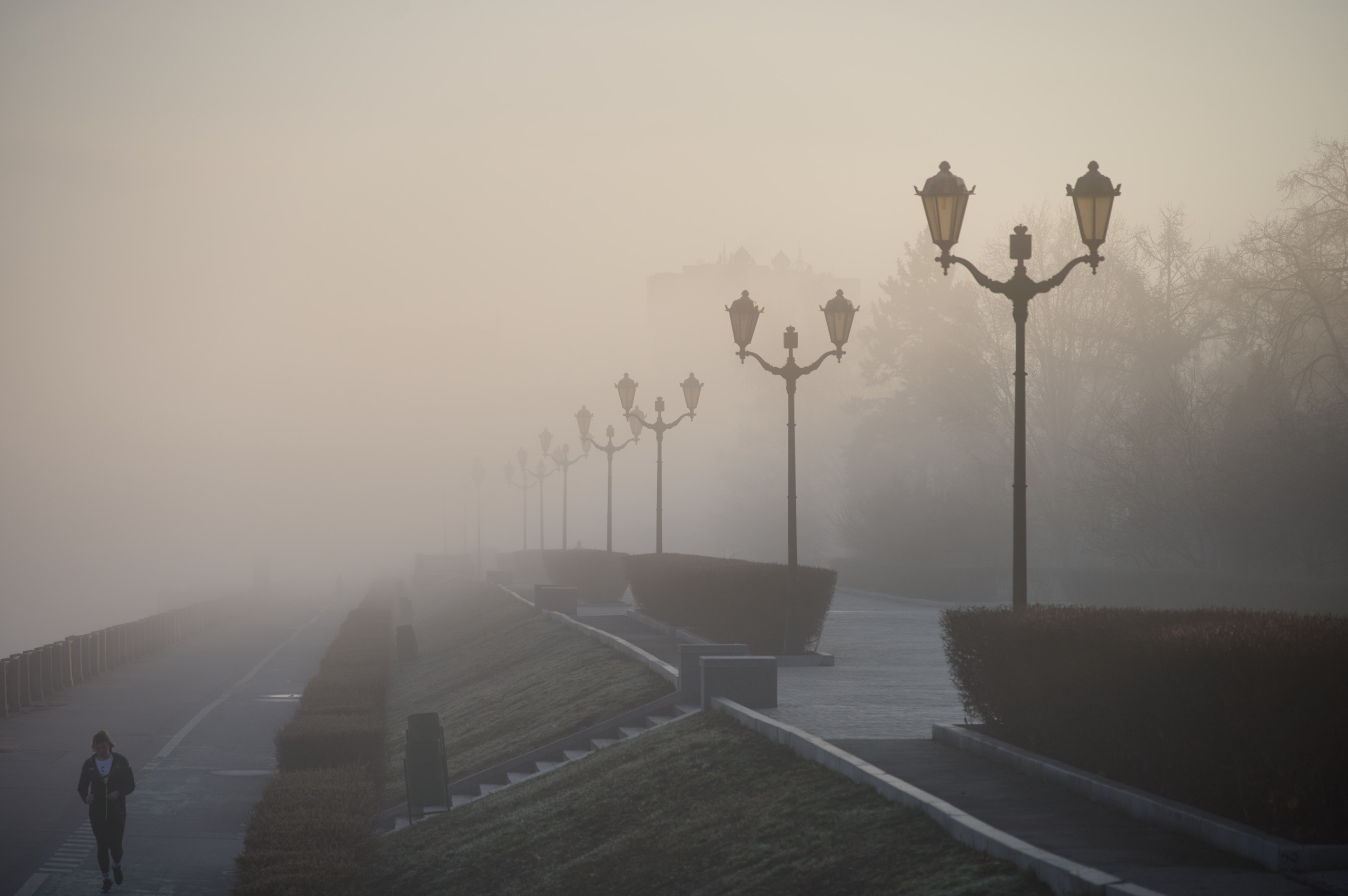 Туман на набережной Волги в Самаре, 8 апреля 2025 года