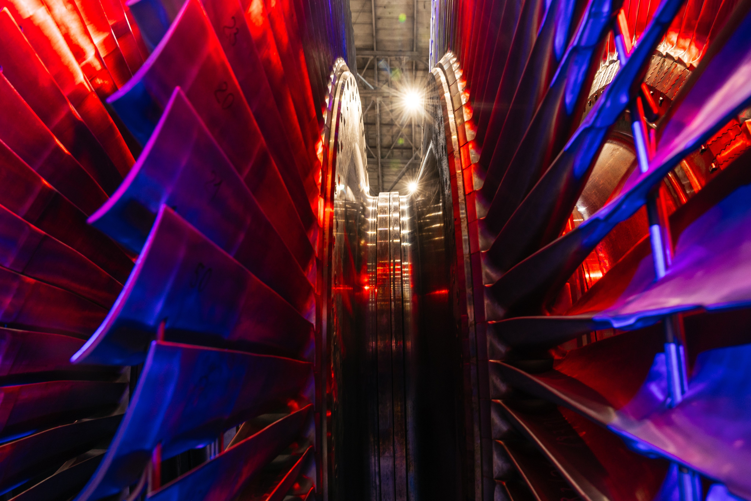 Яркая промышленная съёмка на стыке реальности и визуальных трендов