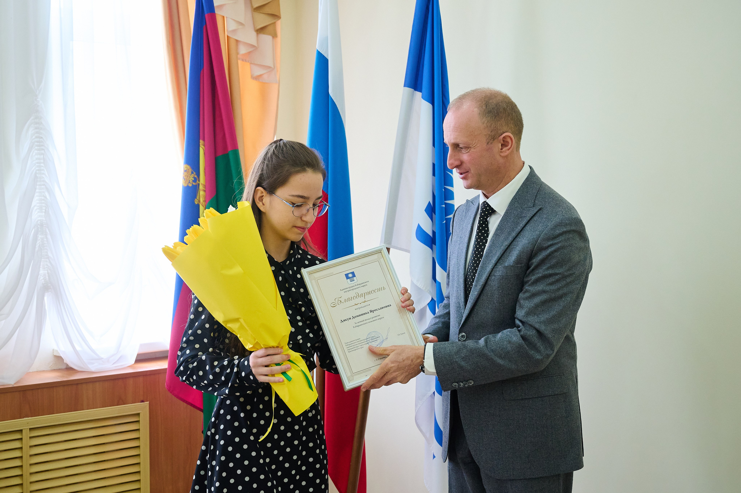 Поздравления девочкам Кабардинки от Главы округа Кялова Г.Е. Жизнь курорта Кабардинка в фотографиях