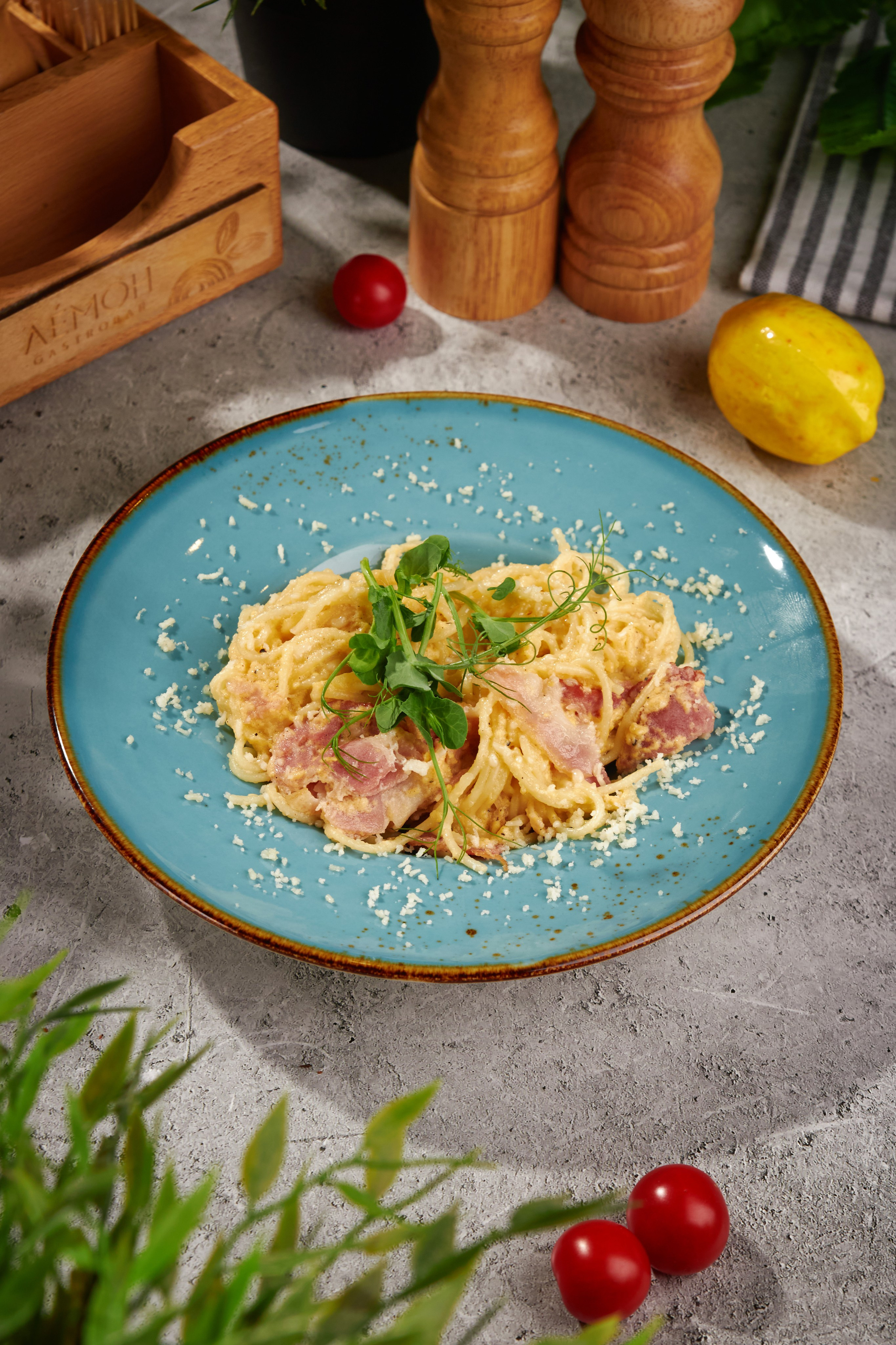 Паста с беконом в сливочном соусе для меню гастробара Lemon, предметная фуд-съёмка, Саратов