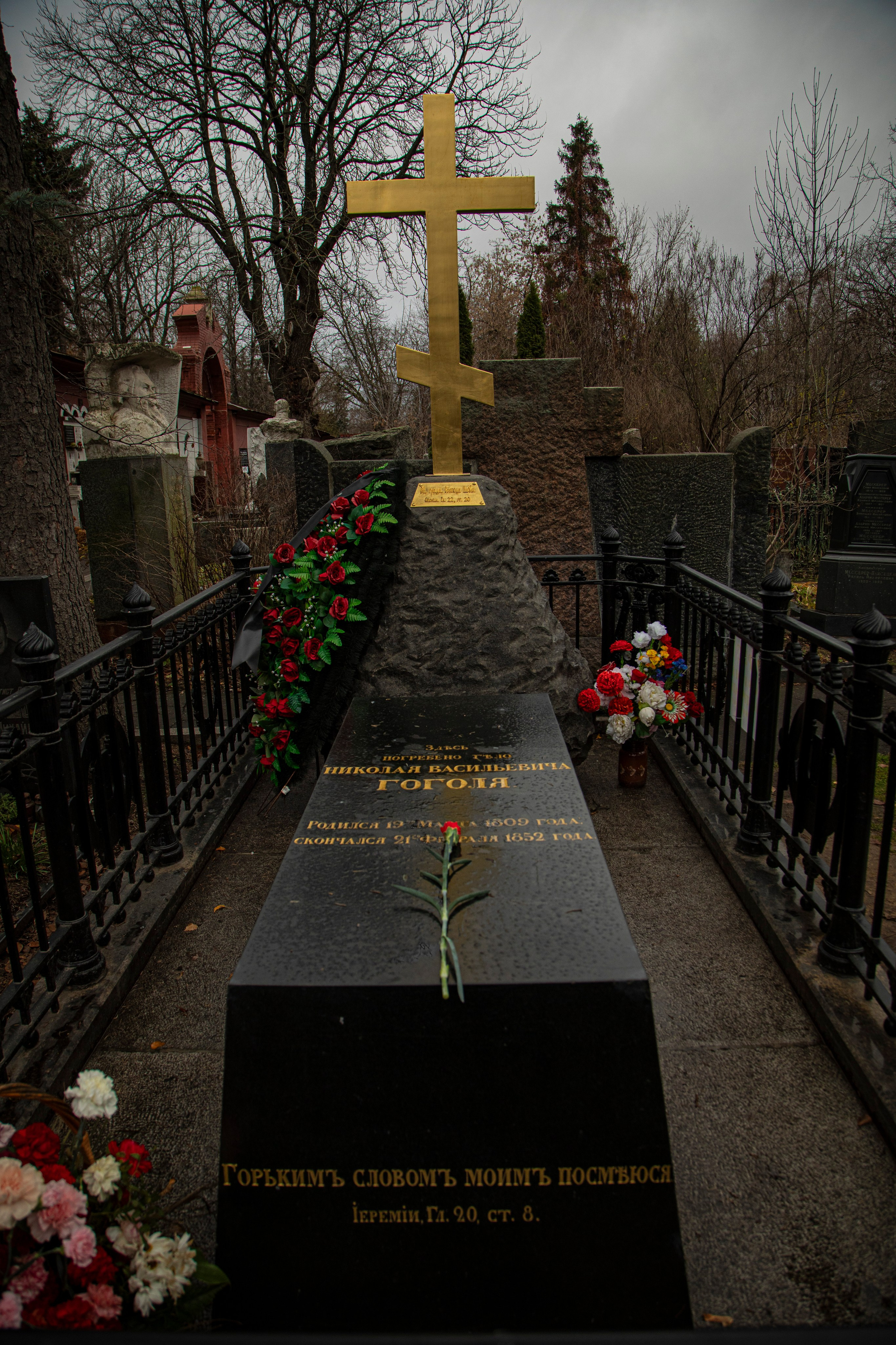 Осенняя прогулка по Новодевичьему кладбищу. Фотограф Сергей Ловкий