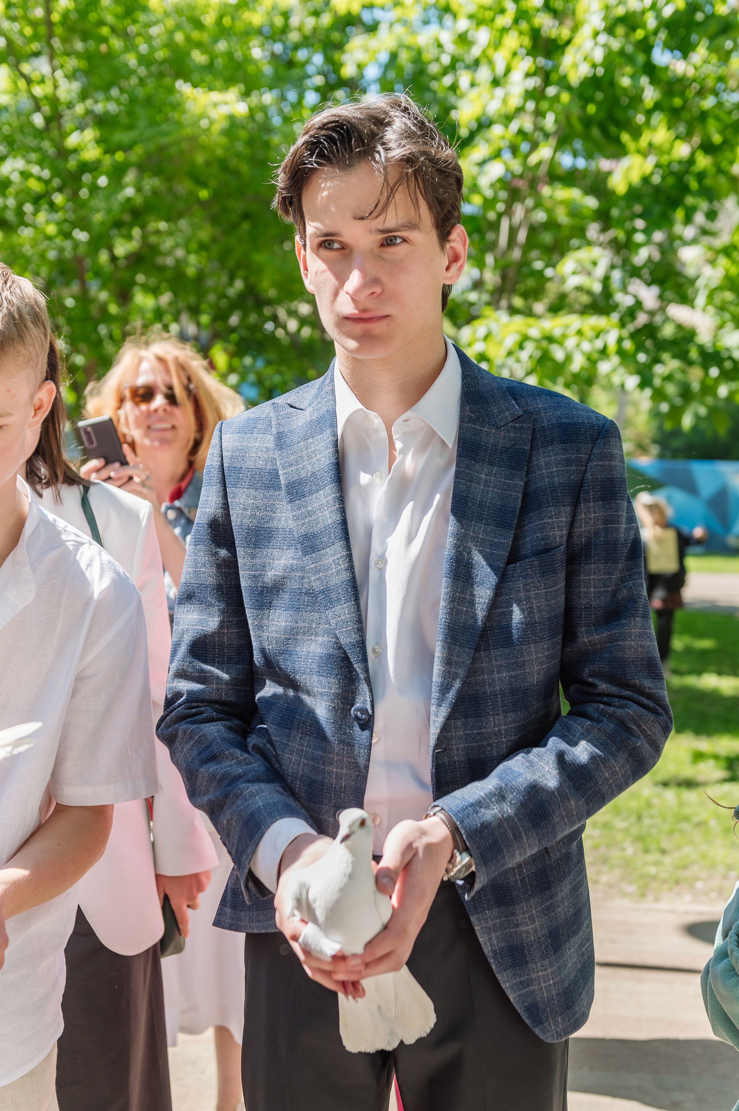 выпускник выпускает голубя