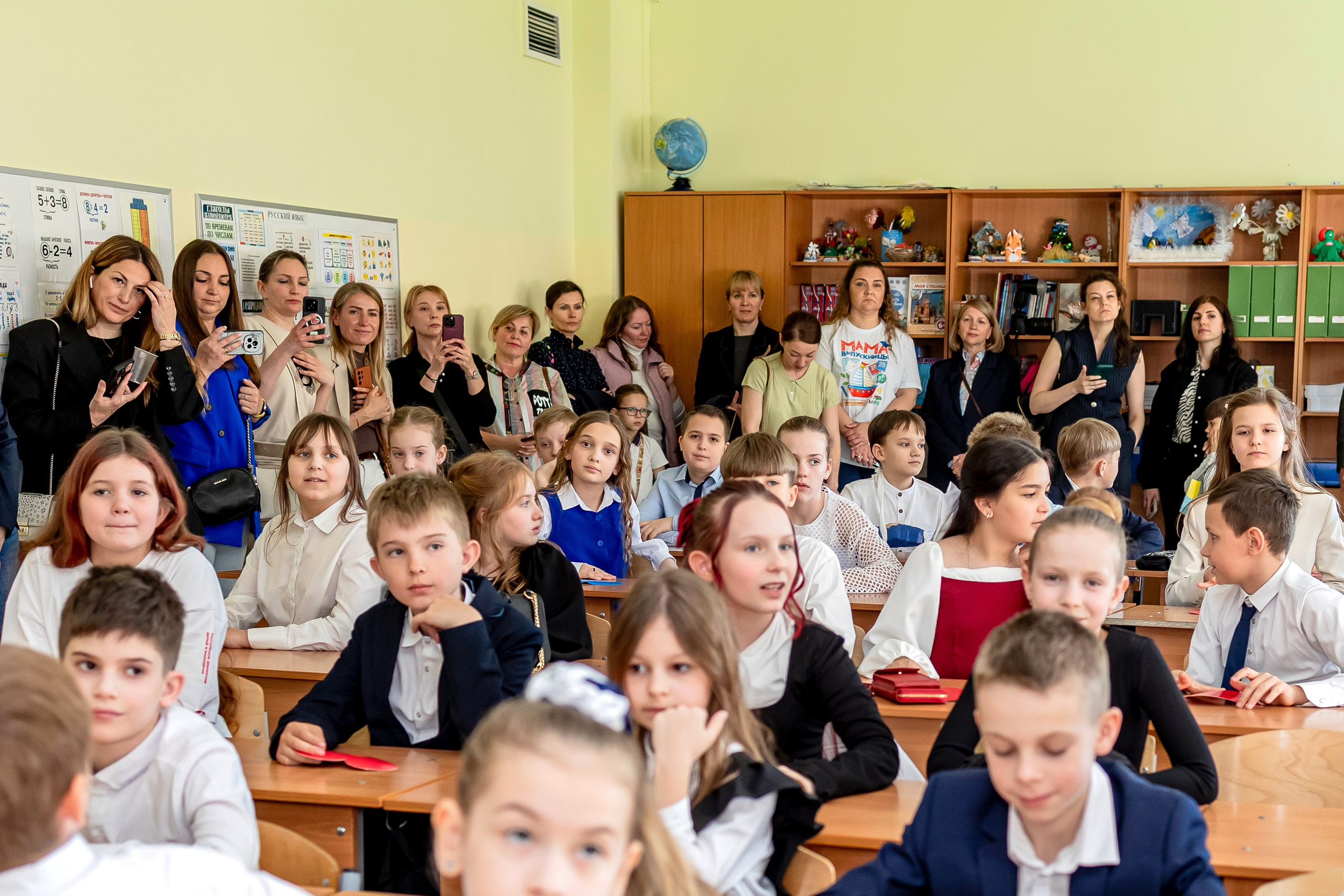 Выпускной в начальной школе в классе. Фотограф и видеограф Москва. Свадебный фотограф, видеограф. Выпускные альбомы. Оживающие альбомы