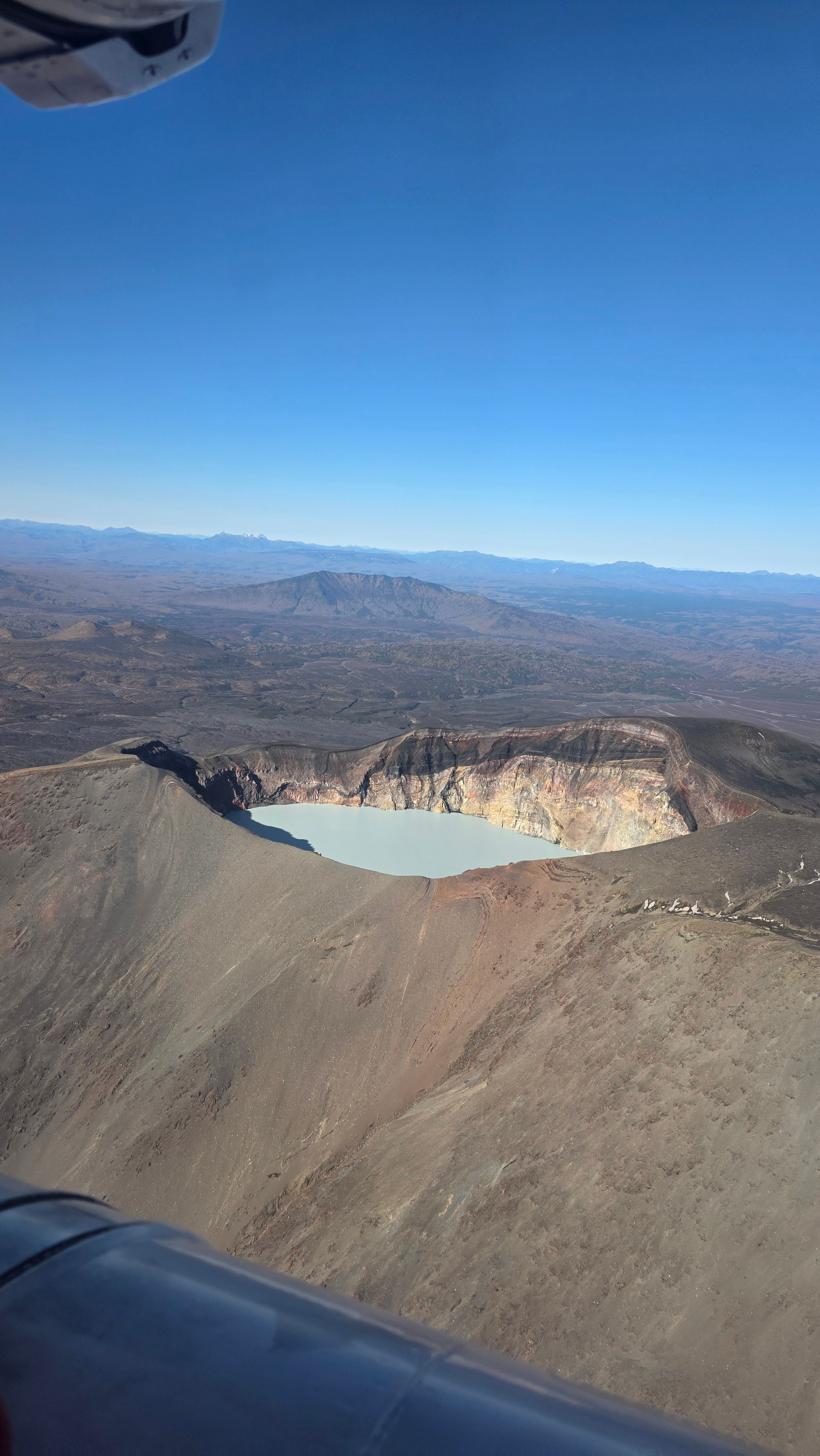 Вертолетная экскурсия в Долину гейзеров, кальдеру вулкана Узон и Налычевские горячие источники. Экскурсионные туры по Камчатке