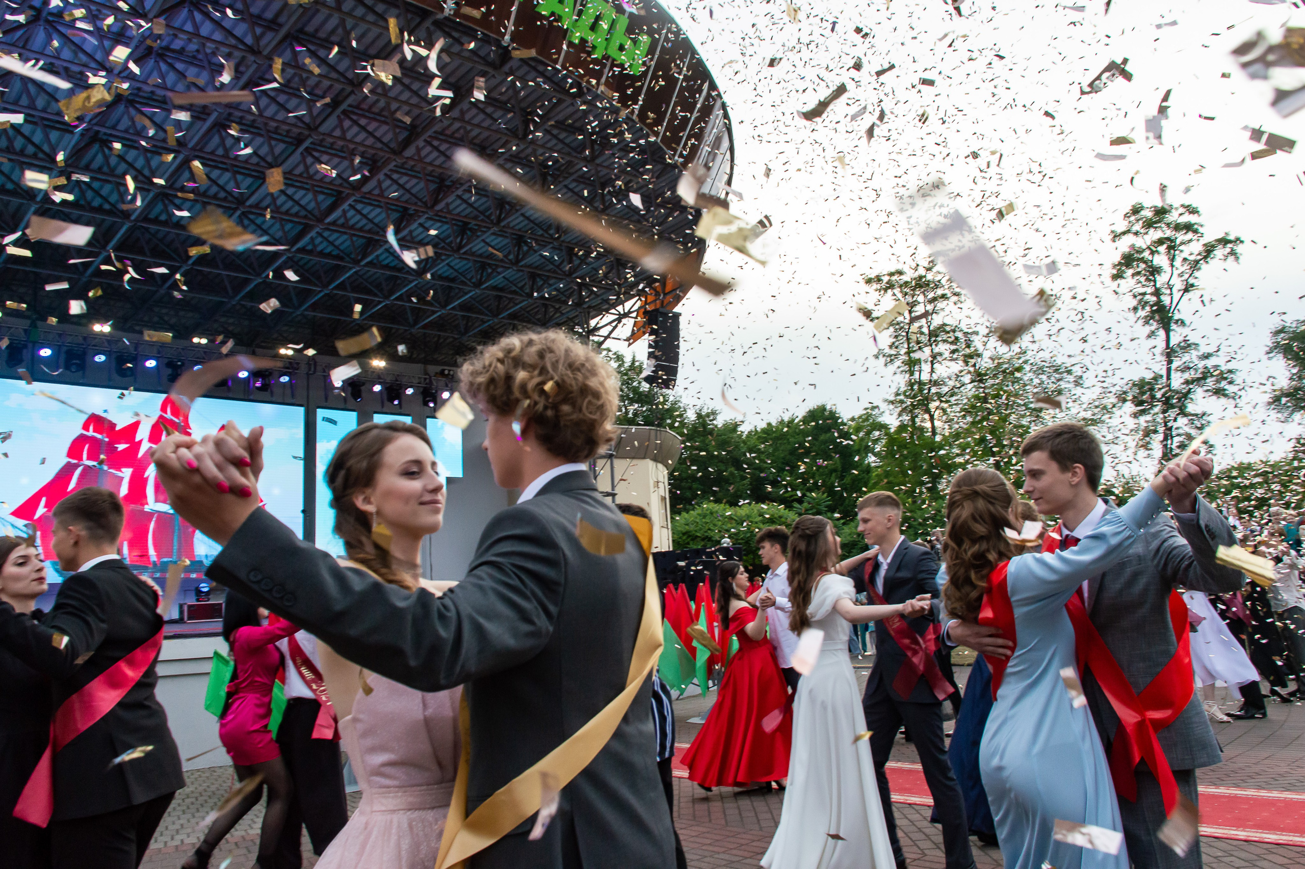 выпускной бал в парке