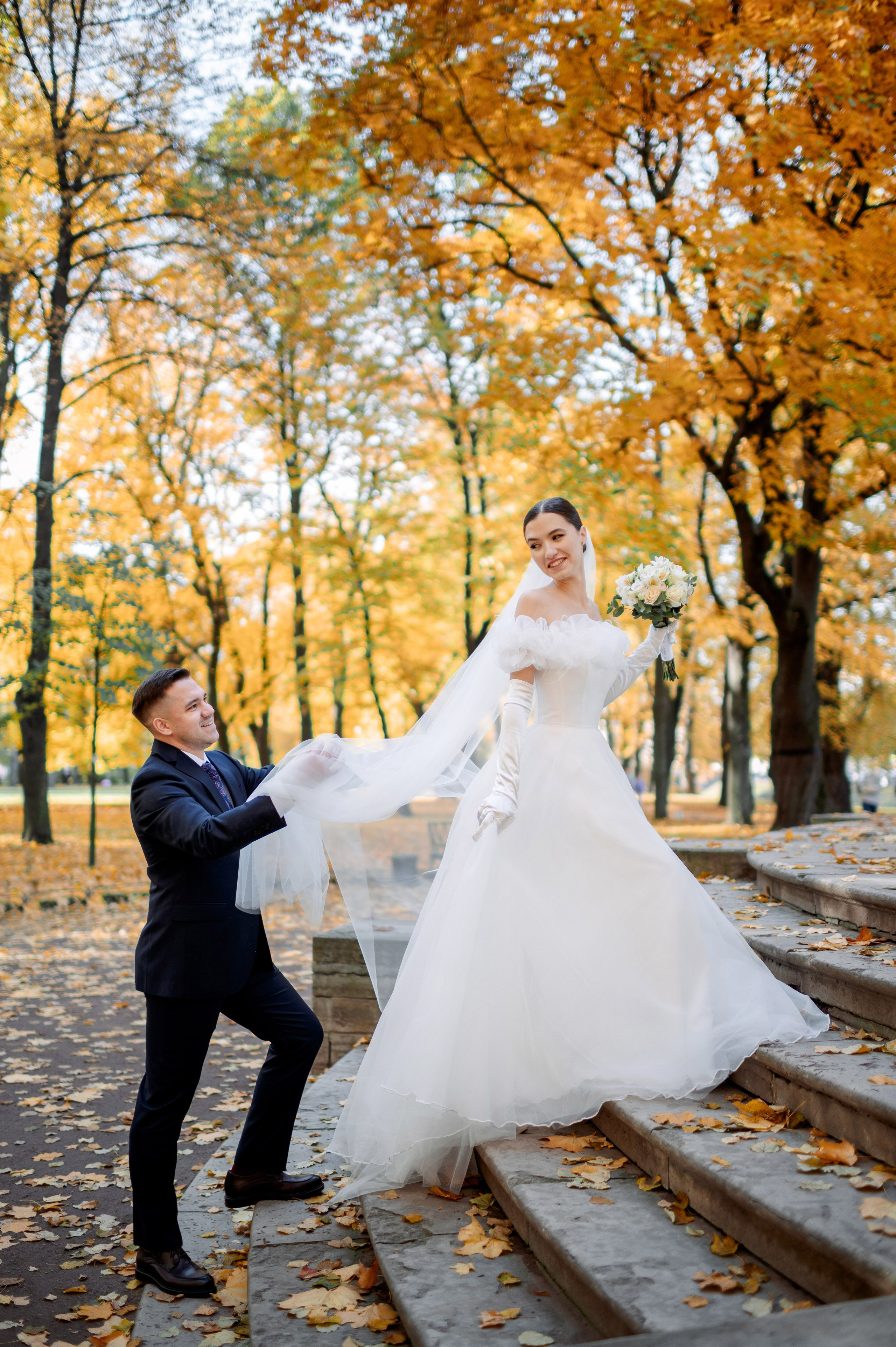 Осенняя великолепная свадебная прогулка жениха и невесты в октябре в Санкт-Петербурге в Михайловском парке и у Атлантов на Миллионной улице. Портретный, семейный и свадебный фотограф в Санкт-Петербурге и в Пушкине Ширяев Денис