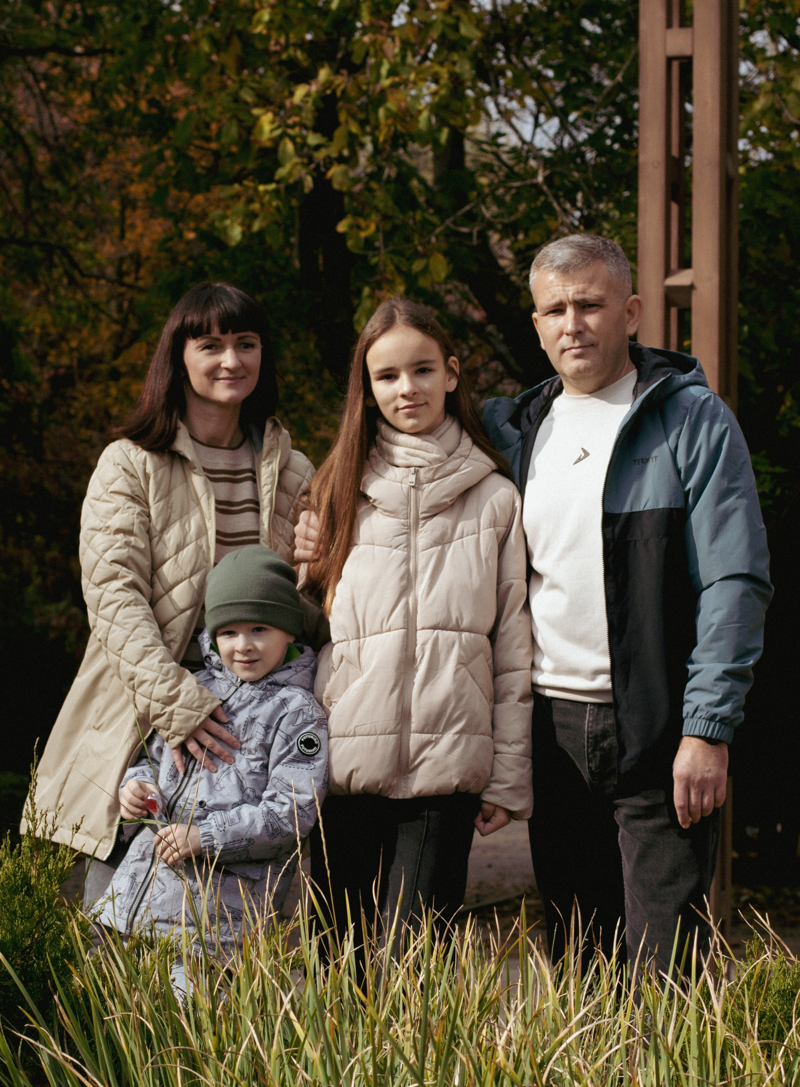 <img src="ml.jpg" alt="Семейная фотосъемка родителей и двух детей в парке Дубки город Таганрог">