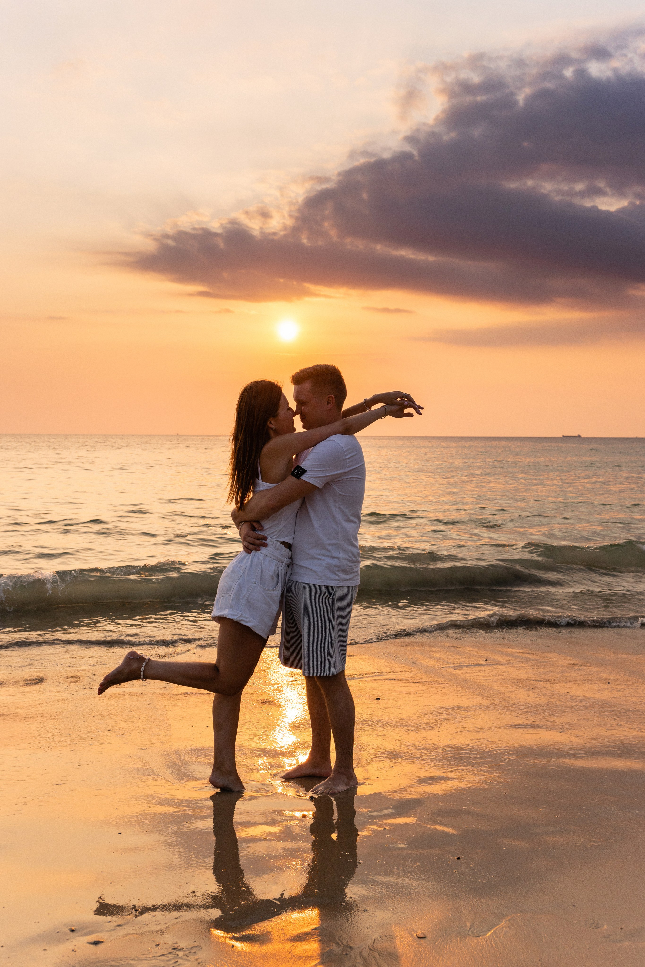 Love Story на Пхукете: фотосессия для пары на пляже Карон. Фотограф на Пхукете в Таиланде