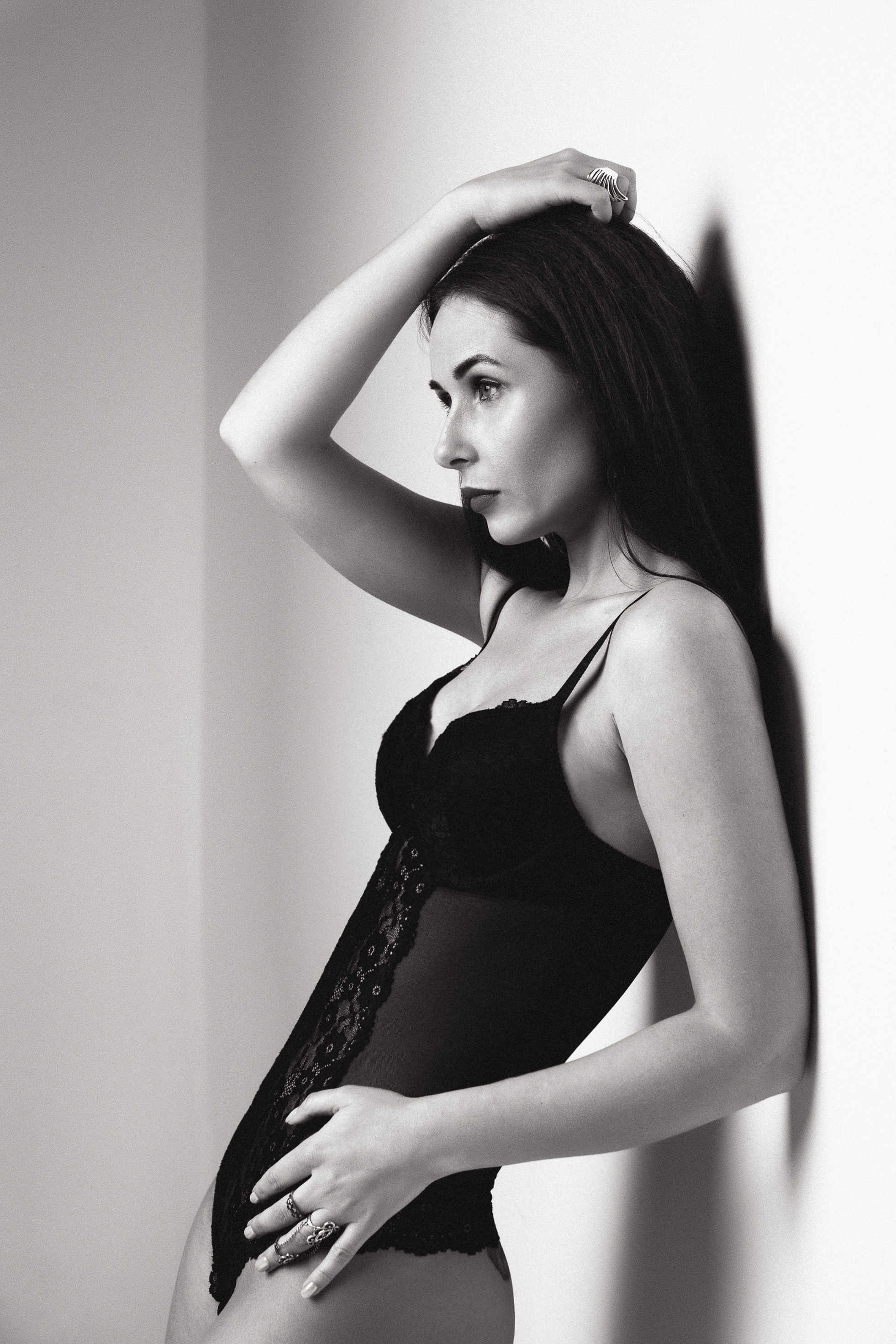 Фотосессия девушки в чёрном боди на белом фоне чб