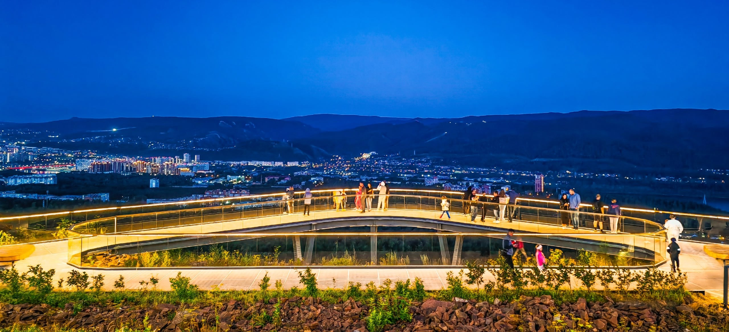 смотровая площадка на Николаевкой горе флагшток экскурсии Красноярск индивидуальный тур фото интересные места что посмотреть куда сходить что посетить достопримечательности Красноярска фототур фотосессия аренда кабриолета аренда микроавтобуса трансфер цена заказать экскурсию программа маршрут смотровые площадки видовые красивые места Национальный парк заповедник Столбы Дивногорск Красноярская ГЭС путешествие туристический маршрут место силы Часовня Параскевы Пятницы Коммунальный мост остров Татышев Бобровый лог Николаевская сопка набережная Енисея село Овсянка музей Астафьева Караульная гора Виноградовский мост гид экскурсовод индивидуальная экскурсия фотосъемка виды на Енисей фанпарк Бобровый лог парк флоры и фауны Роев ручей Торгашинский хребет скала Такмак вантовый мост куда сходить цены расписание заказать онлайн экскурсионное обслуживание трансфер на комфортабельном автобусе Речной вокзал