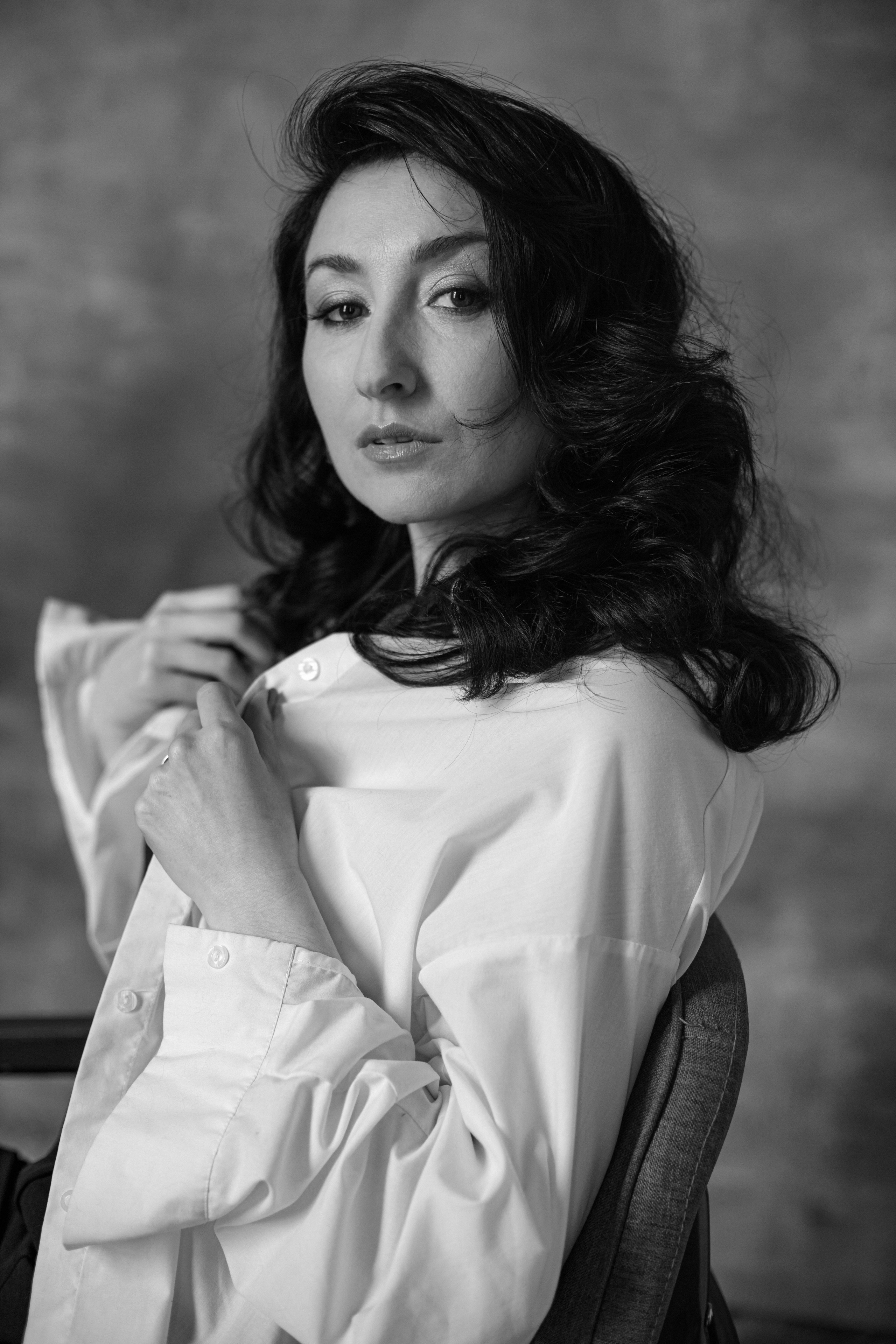 Портретная фотосессия девушки в студии в Москве. Фотосессия девушки в рубашке.