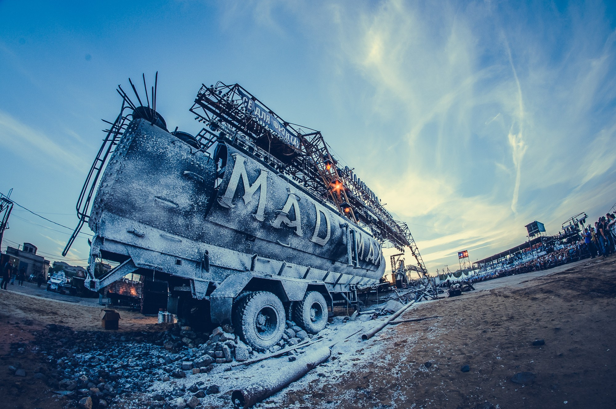 Бензовоз с надписью "MAD MAX"