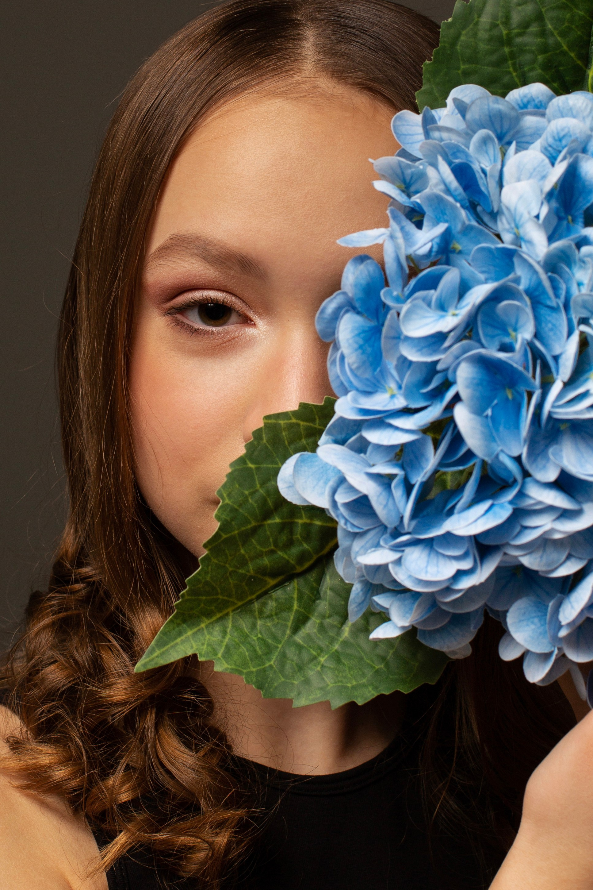 Прекрасная юная девушка с длинными волосами и с сиреневой георгиной