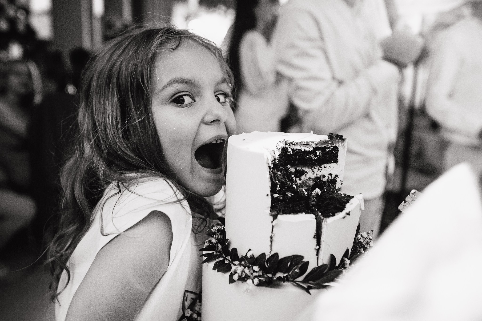 Дети на свадьбе: сестрёнка невесты кусает свадебный торт