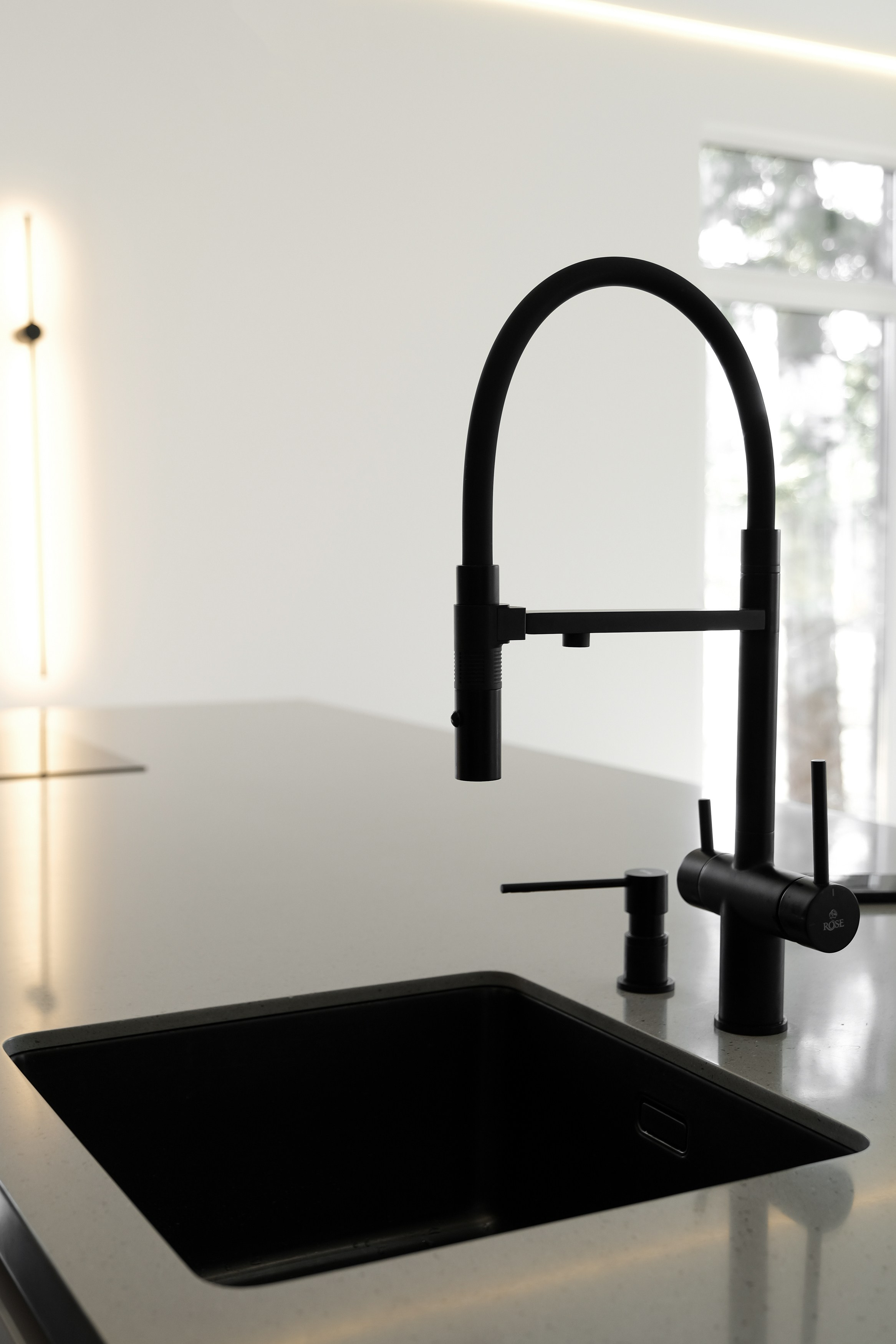 Каменная столешница Томск на заказ от студии ГУДРУМ. Мебель в Томске по индивидуальным размерам