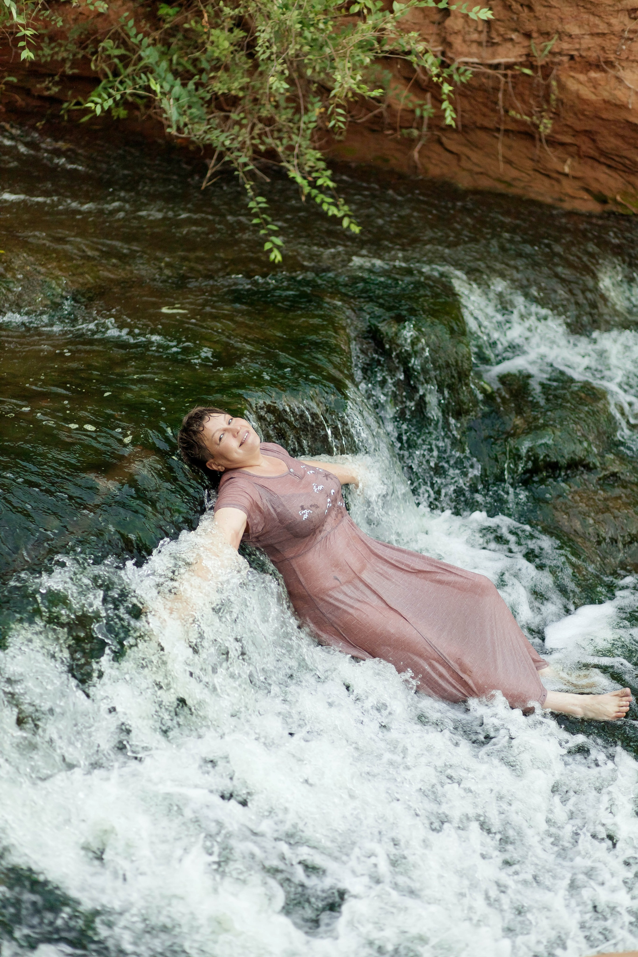 Ирина прогулочная фотосессия водопады. Женский фотограф в Оренбурге Ирина Заводчикова