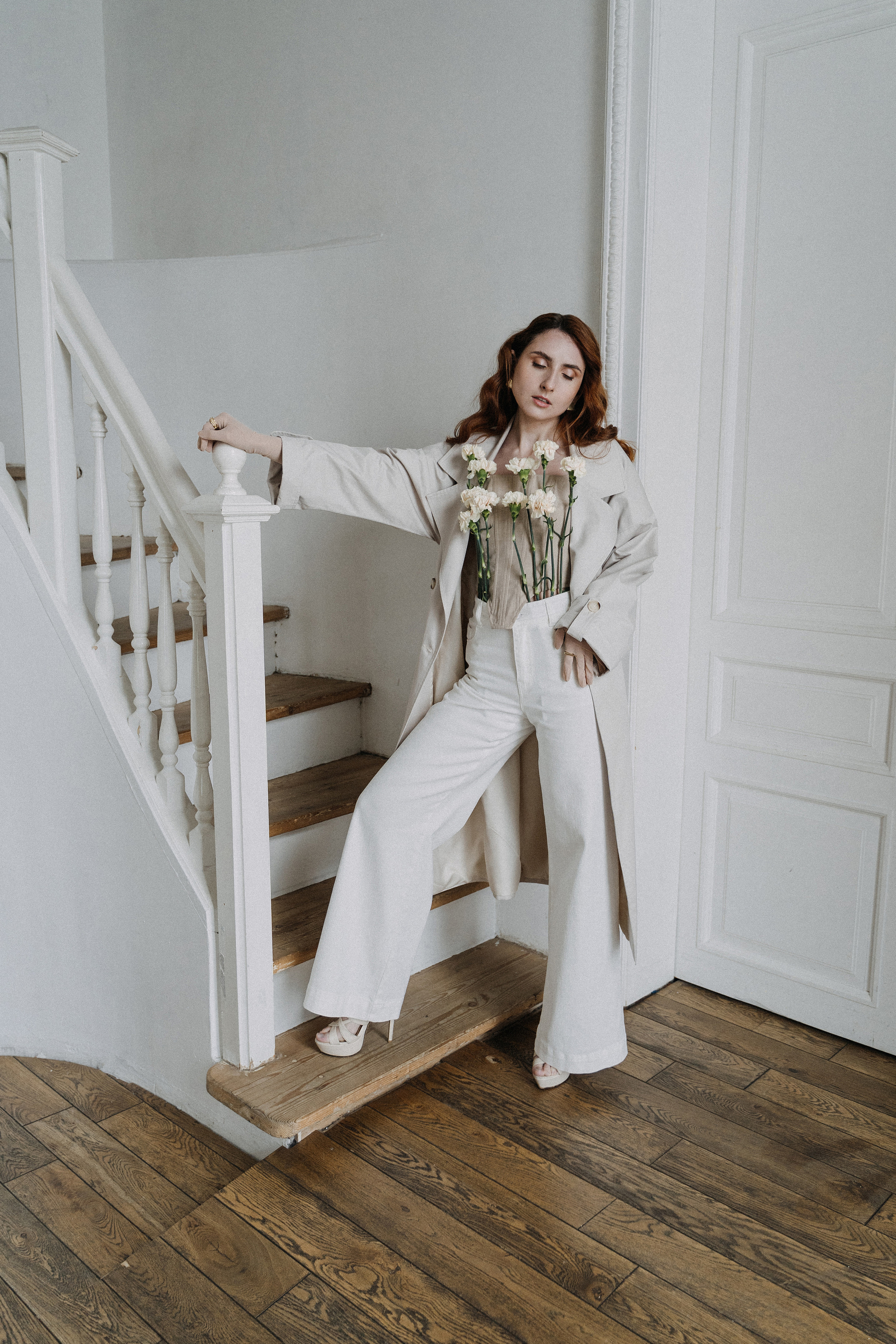 Девушка с гвоздиками. Санкт-Петербург, май 2022. Фотограф в Мурманске, Североморске и Санкт-Петербурге Валерия Козлова