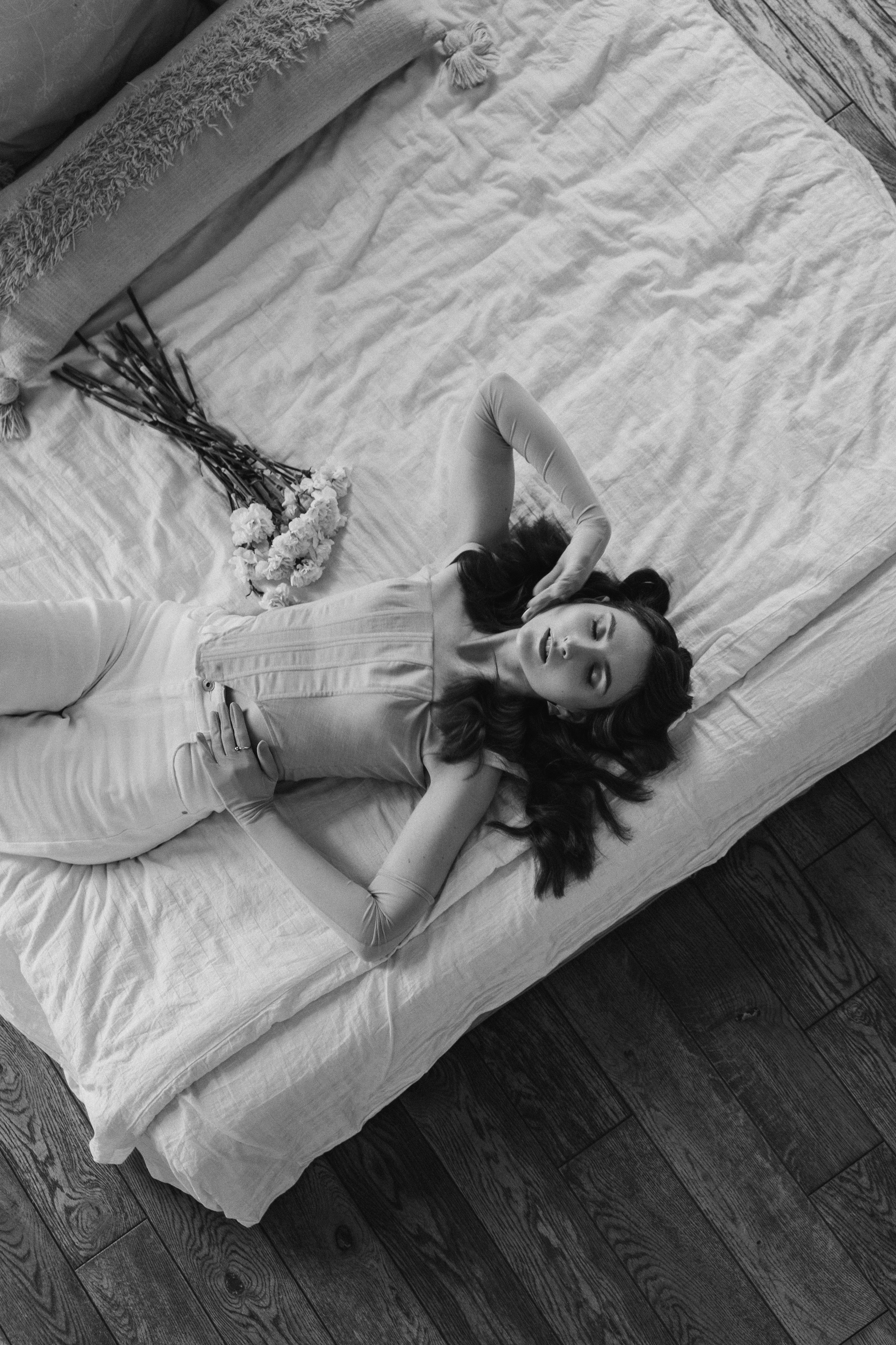 Девушка с гвоздиками. Санкт-Петербург, май 2022. Фотограф в Мурманске, Североморске и Санкт-Петербурге Валерия Козлова