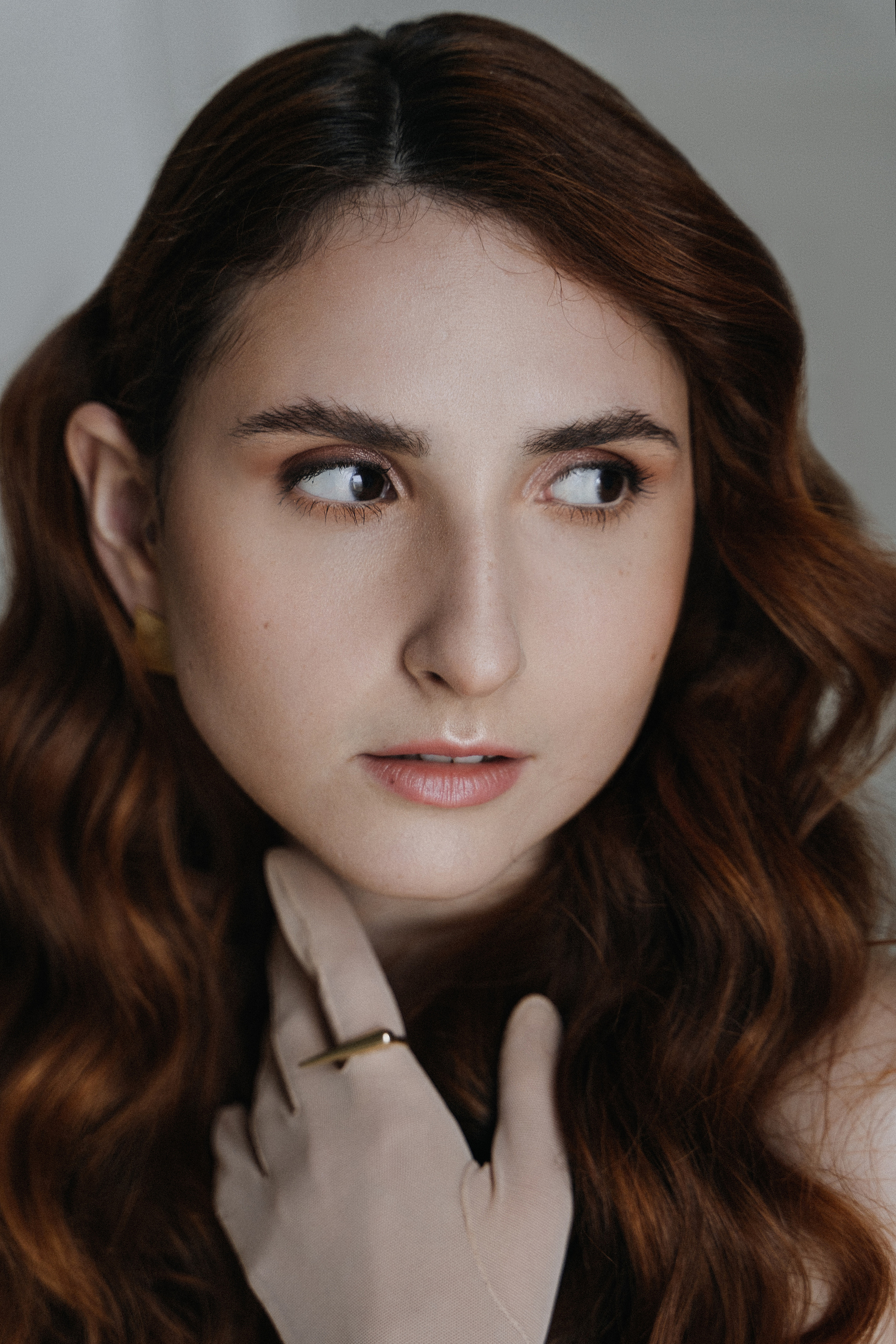 Девушка с гвоздиками. Санкт-Петербург, май 2022. Фотограф в Мурманске, Североморске и Санкт-Петербурге Валерия Козлова