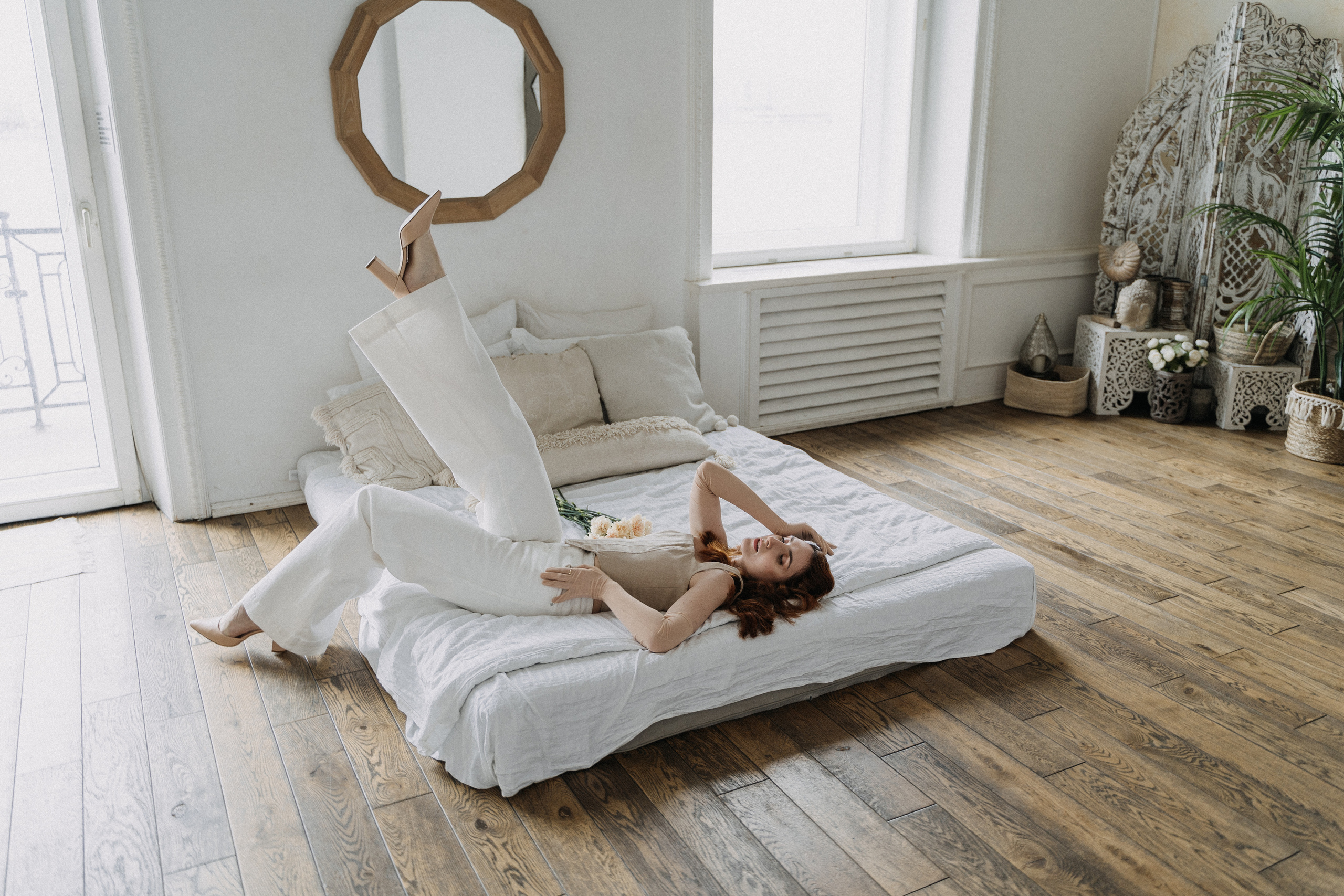 Девушка с гвоздиками. Санкт-Петербург, май 2022. Фотограф в Мурманске, Североморске и Санкт-Петербурге Валерия Козлова