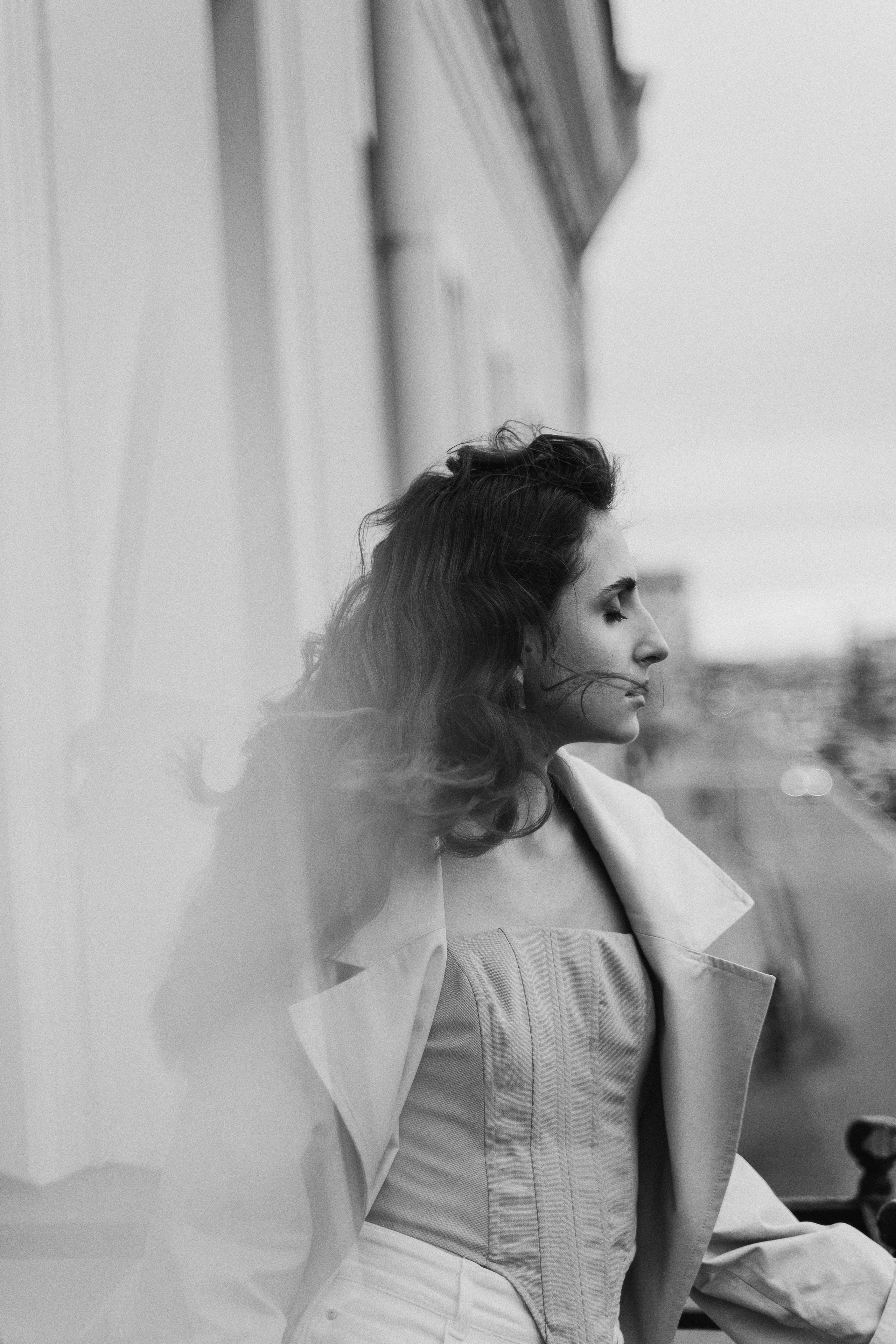 Девушка с гвоздиками. Санкт-Петербург, май 2022. Фотограф в Мурманске, Североморске и Санкт-Петербурге Валерия Козлова