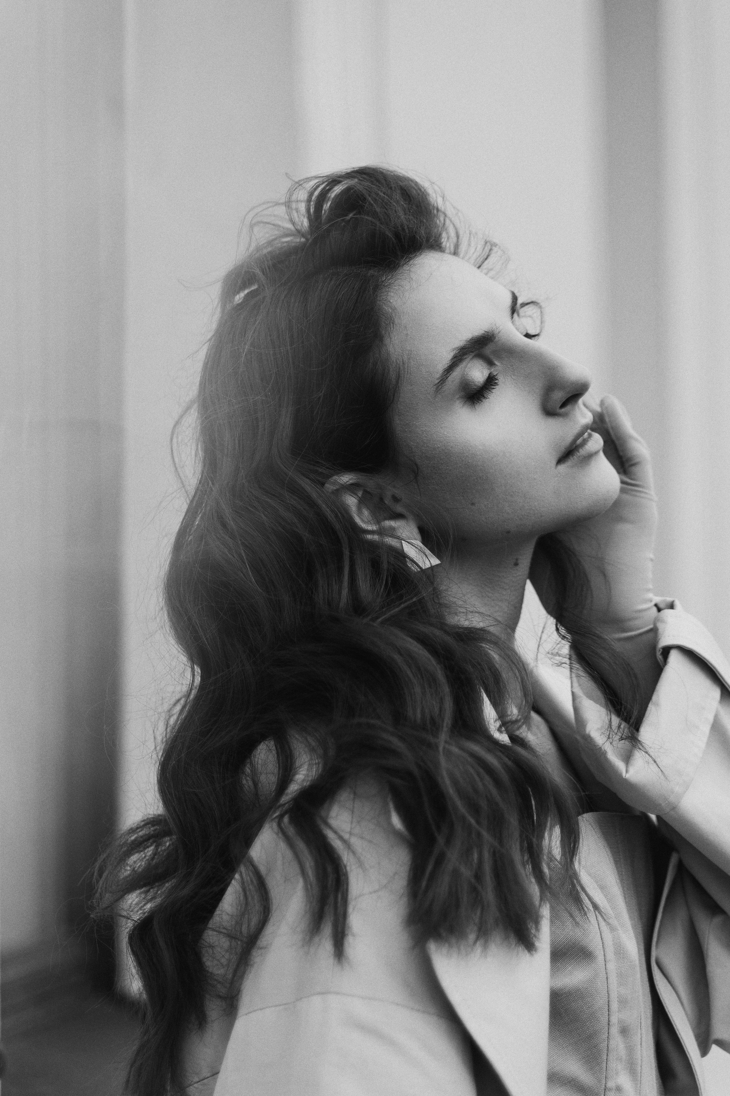 Девушка с гвоздиками. Санкт-Петербург, май 2022. Фотограф в Мурманске, Североморске и Санкт-Петербурге Валерия Козлова