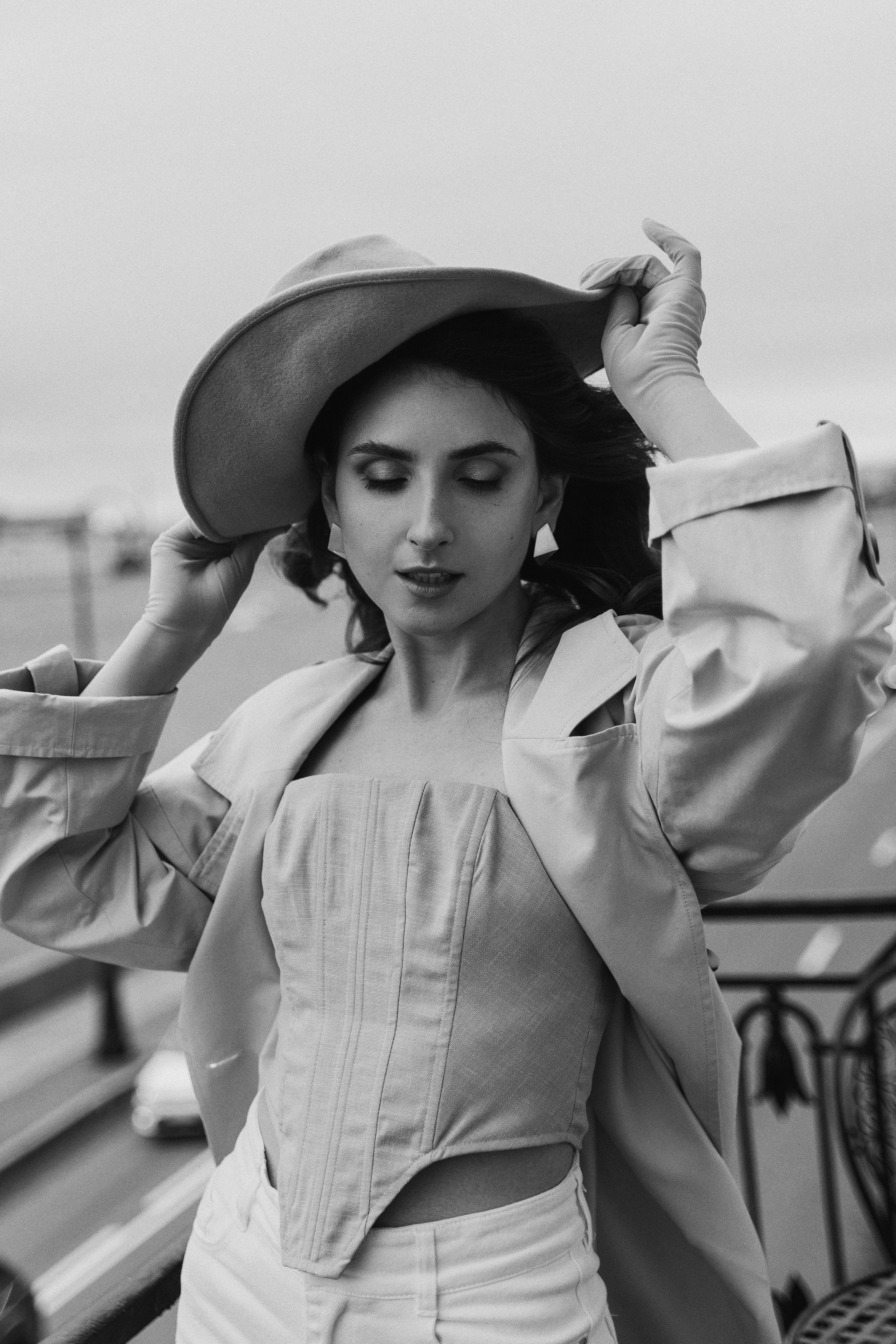 Девушка с гвоздиками. Санкт-Петербург, май 2022. Фотограф в Мурманске, Североморске и Санкт-Петербурге Валерия Козлова