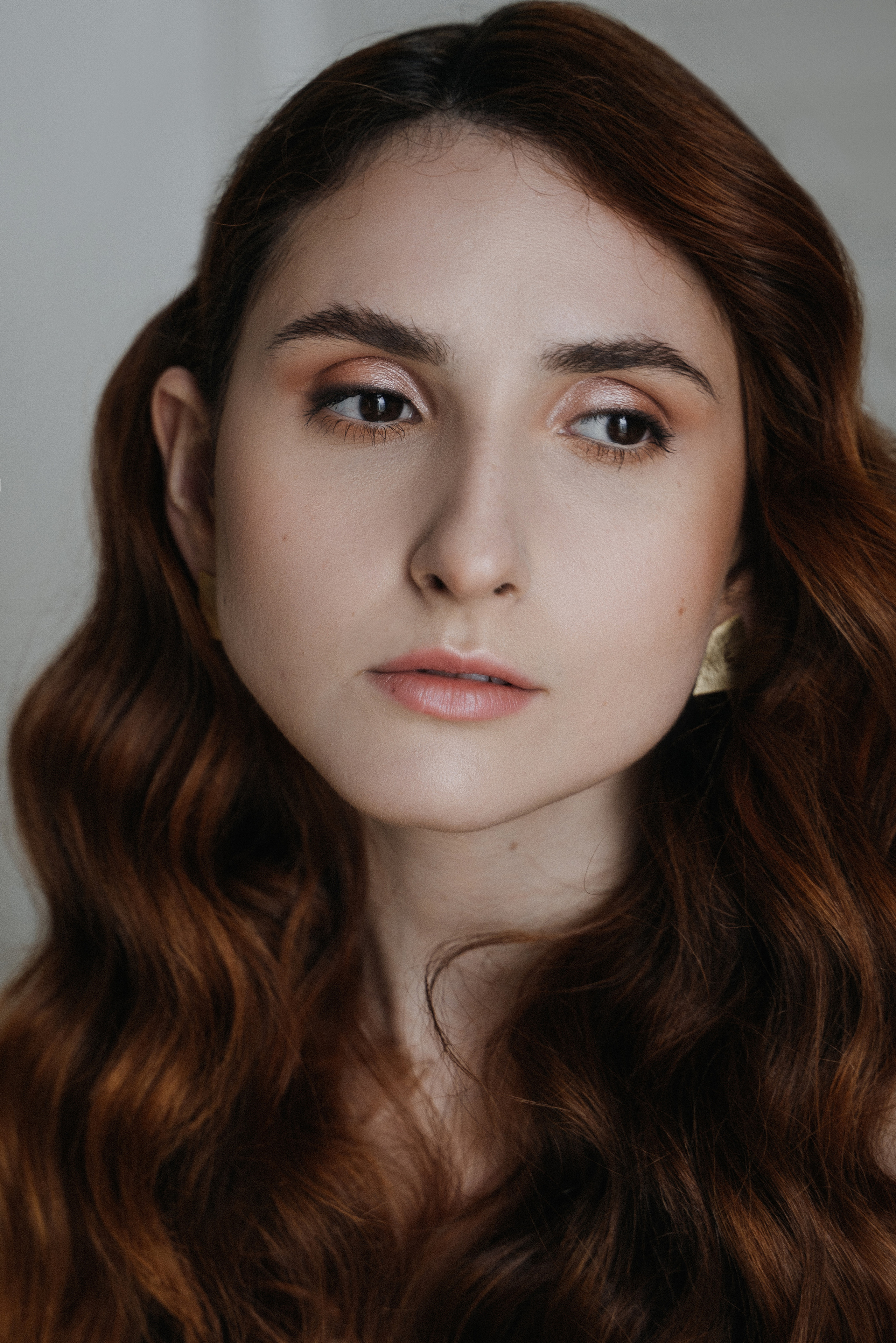 Девушка с гвоздиками. Санкт-Петербург, май 2022. Фотограф в Мурманске, Североморске и Санкт-Петербурге Валерия Козлова