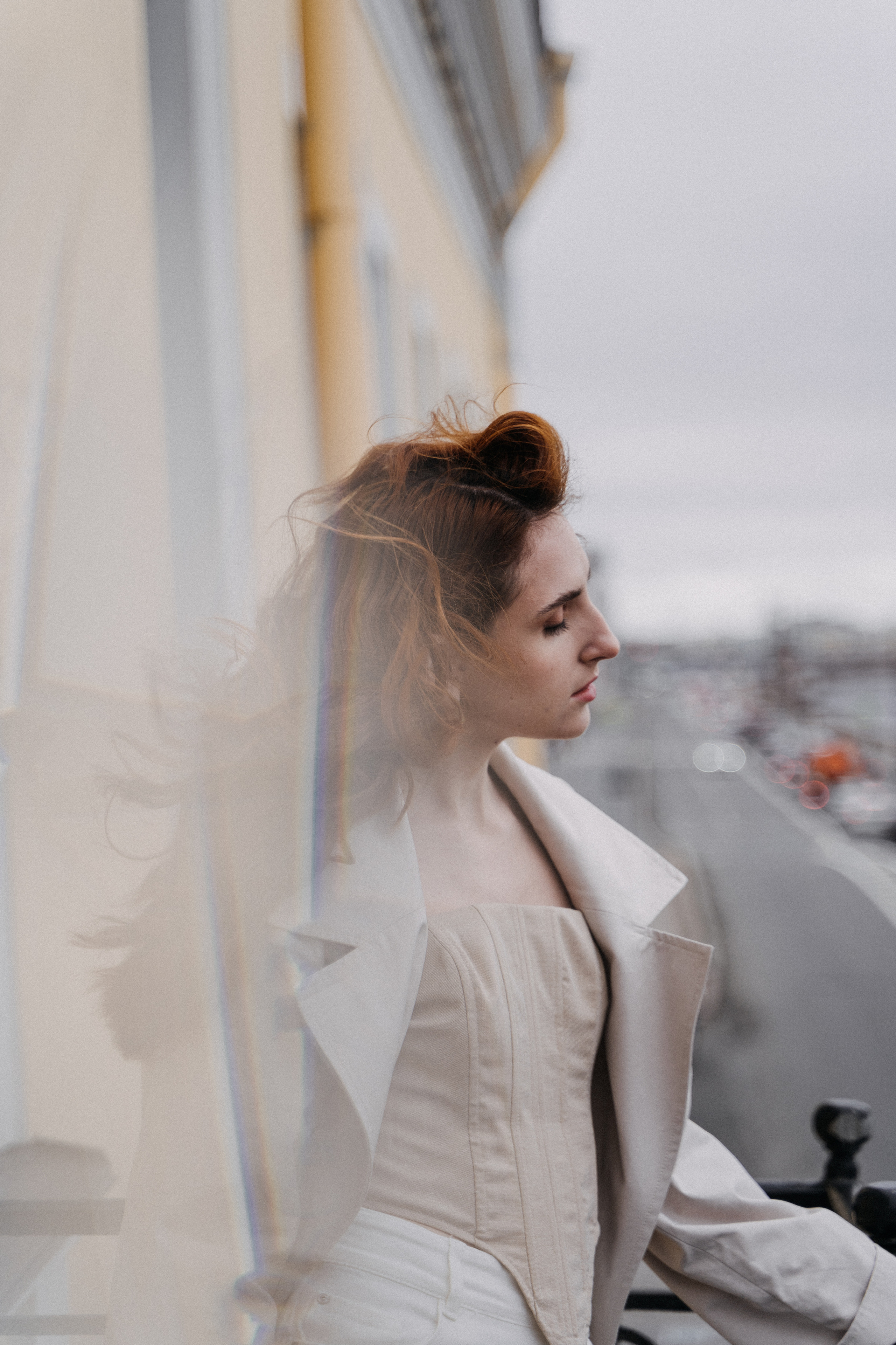 Девушка с гвоздиками. Санкт-Петербург, май 2022. Фотограф в Мурманске, Североморске и Санкт-Петербурге Валерия Козлова