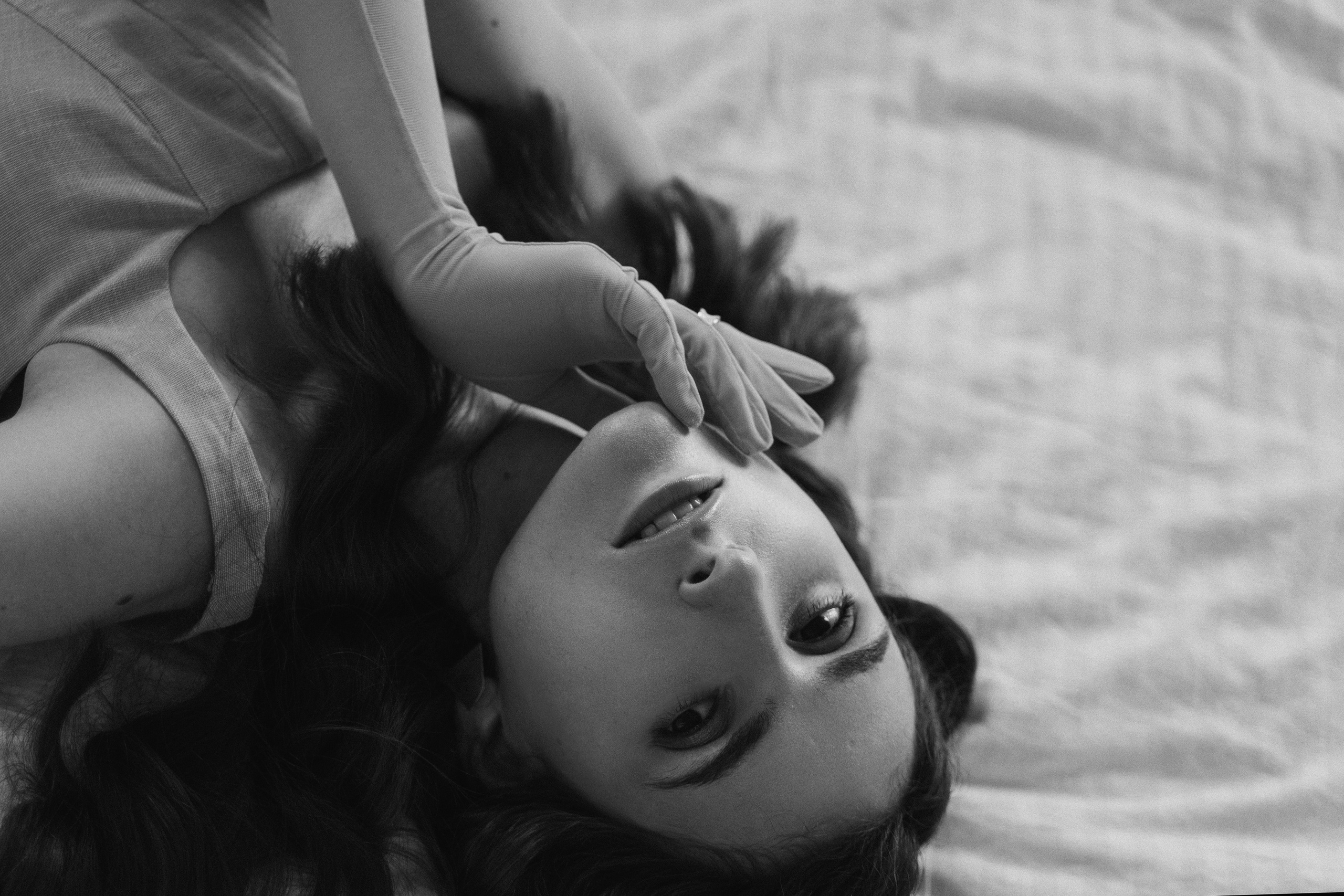 Девушка с гвоздиками. Санкт-Петербург, май 2022. Фотограф в Мурманске, Североморске и Санкт-Петербурге Валерия Козлова