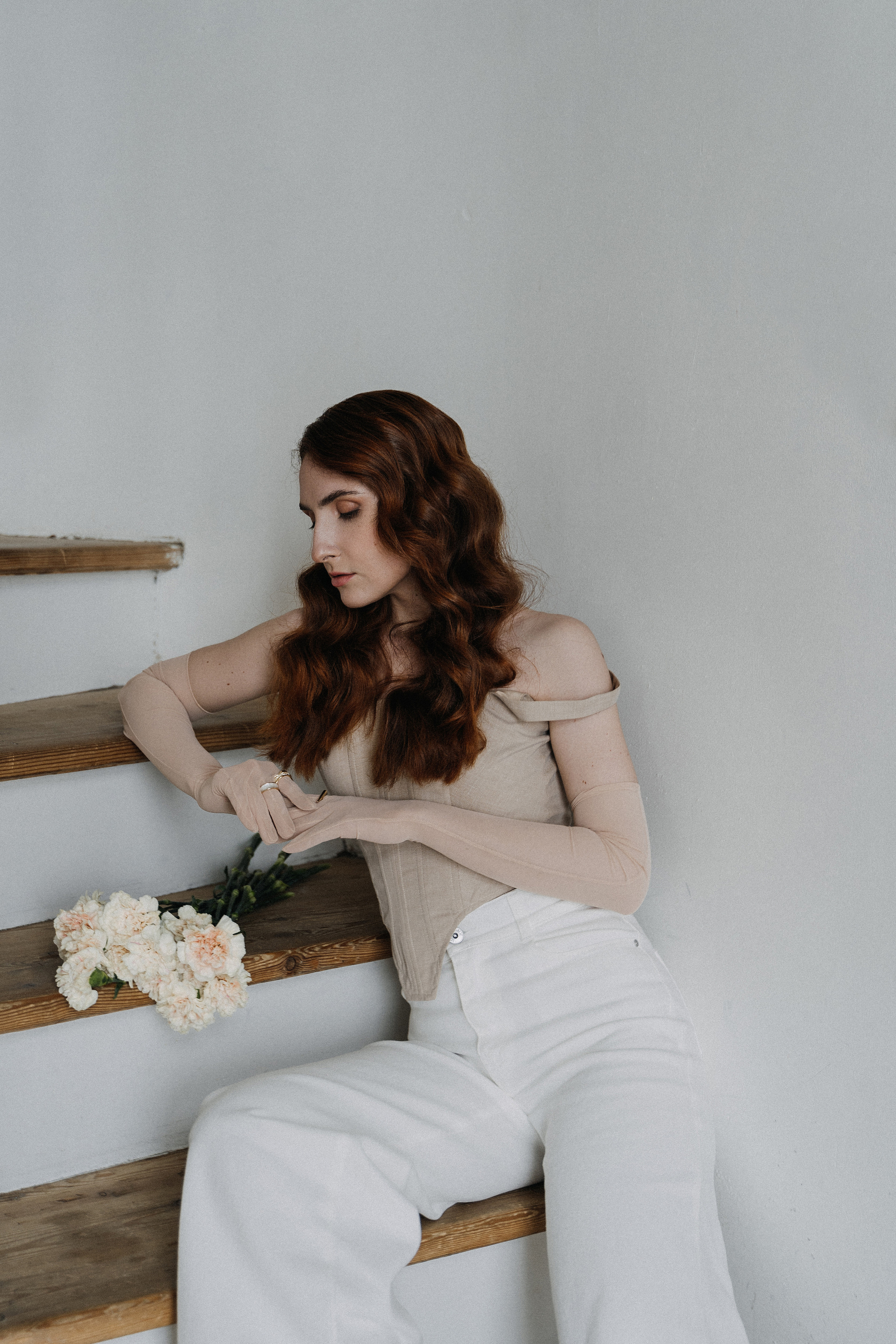 Девушка с гвоздиками. Санкт-Петербург, май 2022. Фотограф в Мурманске, Североморске и Санкт-Петербурге Валерия Козлова