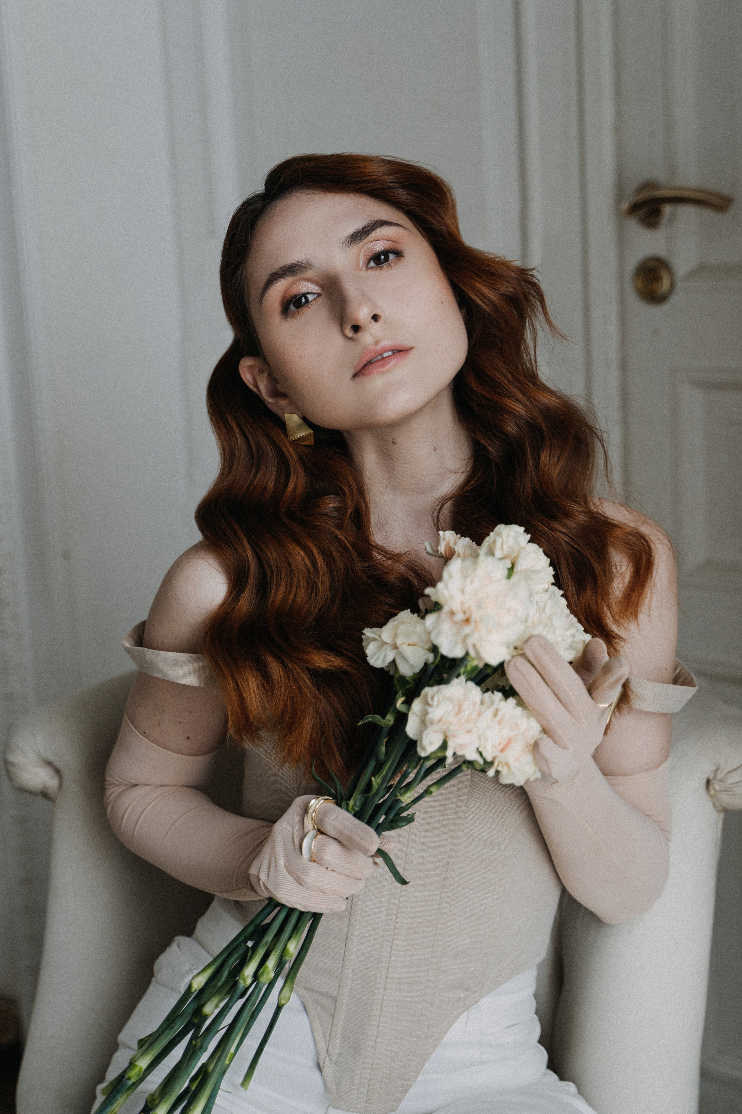 Девушка с гвоздиками. Санкт-Петербург, май 2022. Фотограф в Мурманске, Североморске и Санкт-Петербурге Валерия Козлова