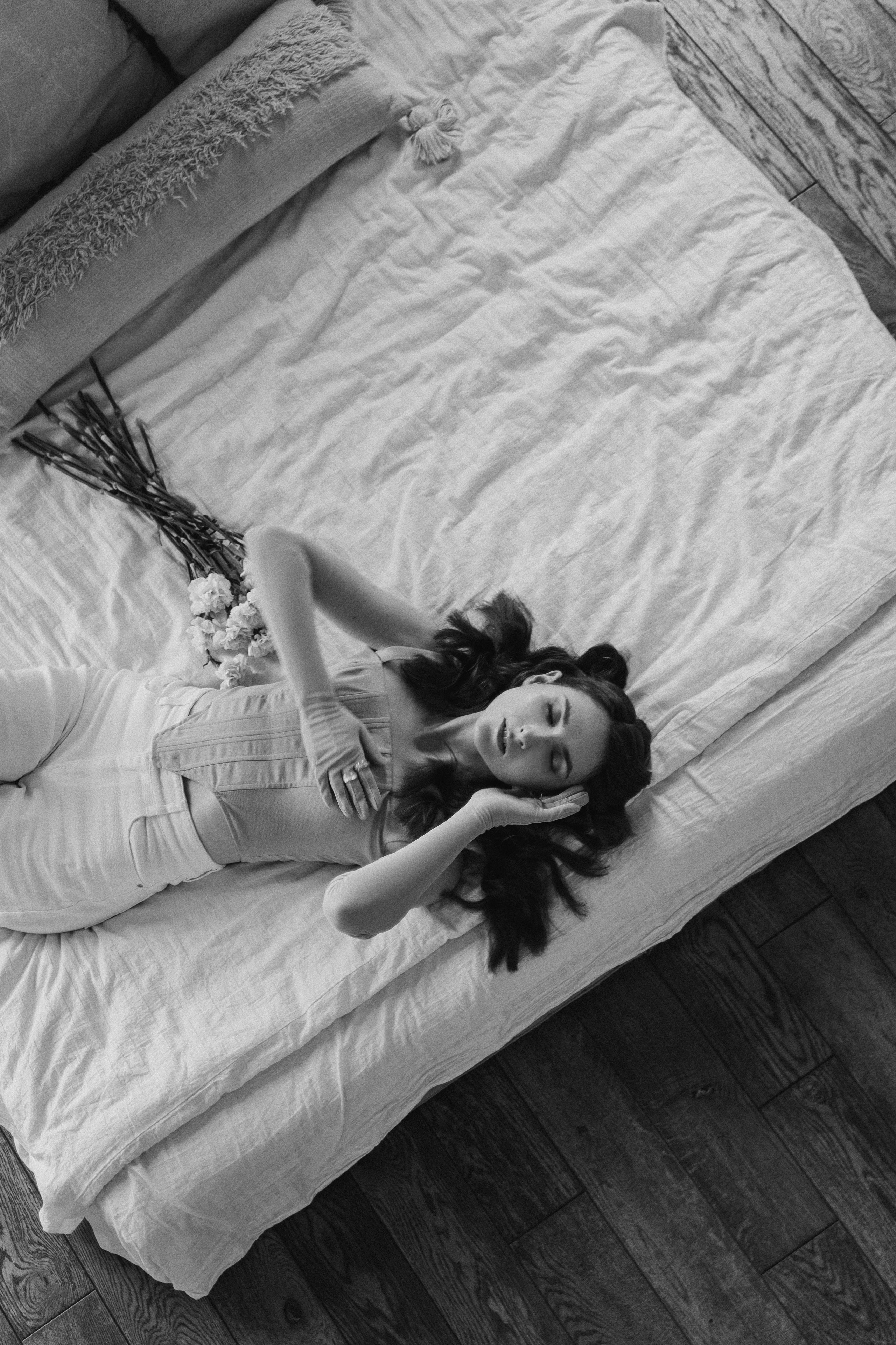 Девушка с гвоздиками. Санкт-Петербург, май 2022. Фотограф в Мурманске, Североморске и Санкт-Петербурге Валерия Козлова