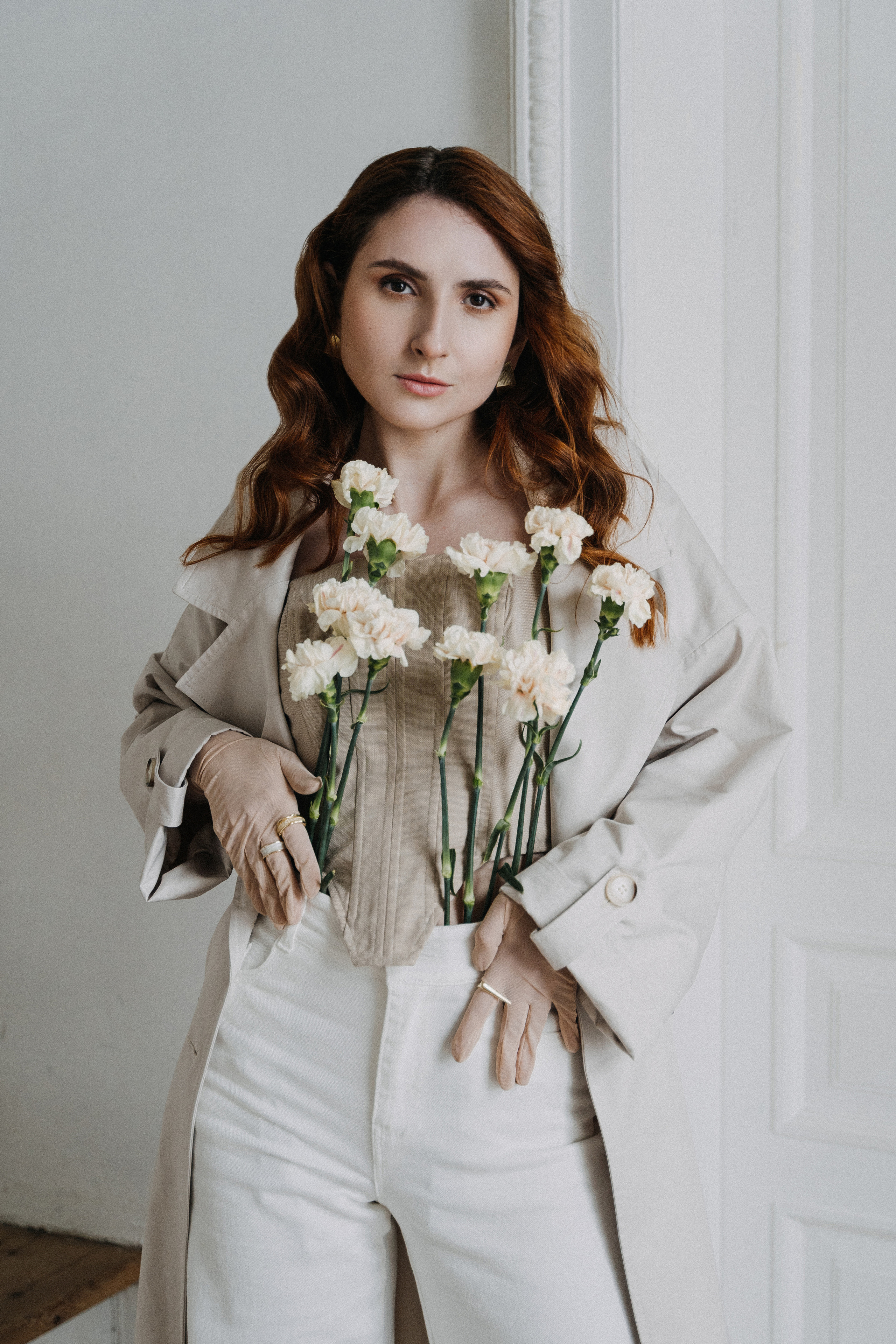 Девушка с гвоздиками. Санкт-Петербург, май 2022. Фотограф в Мурманске, Североморске и Санкт-Петербурге Валерия Козлова