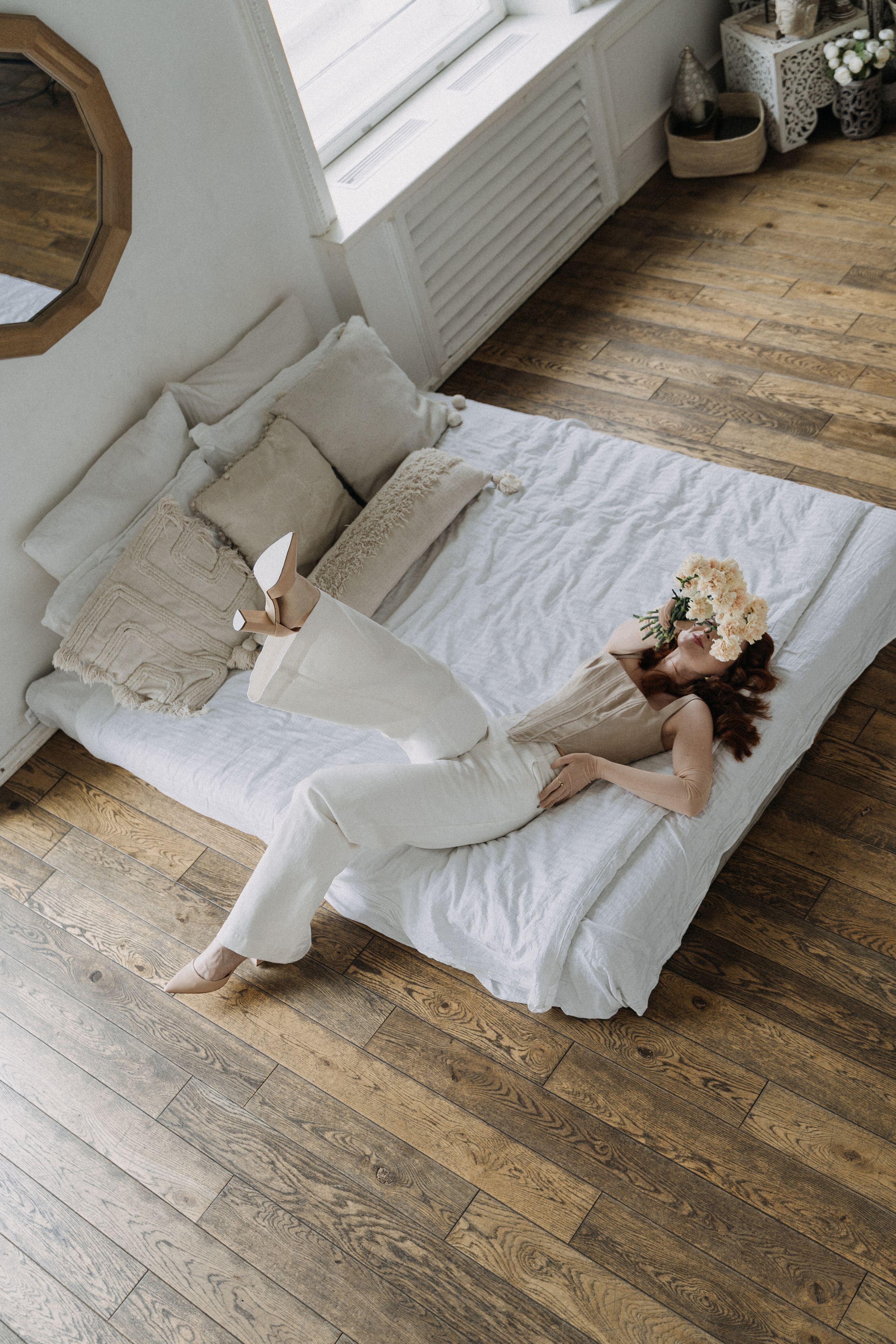 Девушка с гвоздиками. Санкт-Петербург, май 2022. Фотограф в Мурманске, Североморске и Санкт-Петербурге Валерия Козлова