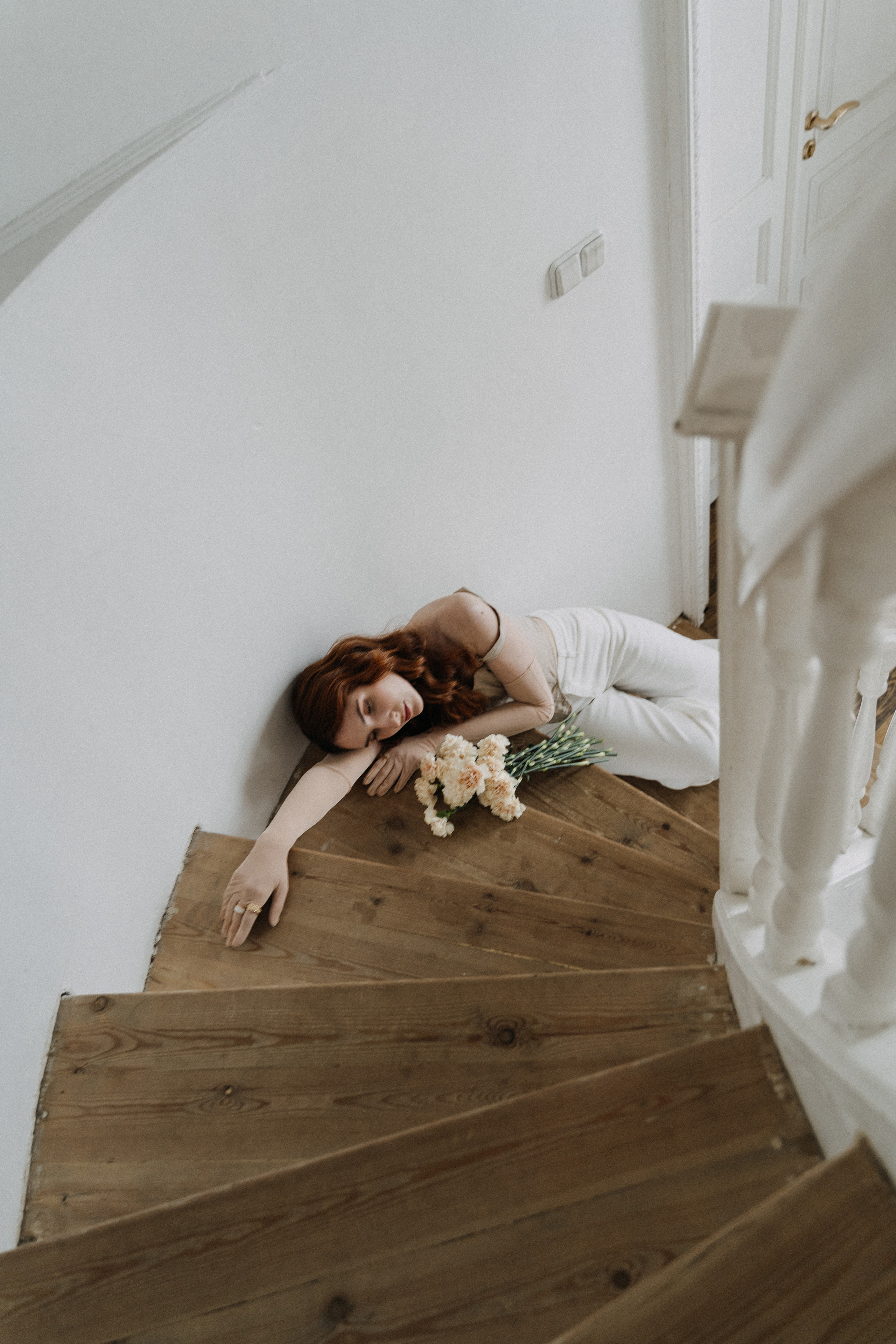 Девушка с гвоздиками. Санкт-Петербург, май 2022. Фотограф в Мурманске, Североморске и Санкт-Петербурге Валерия Козлова