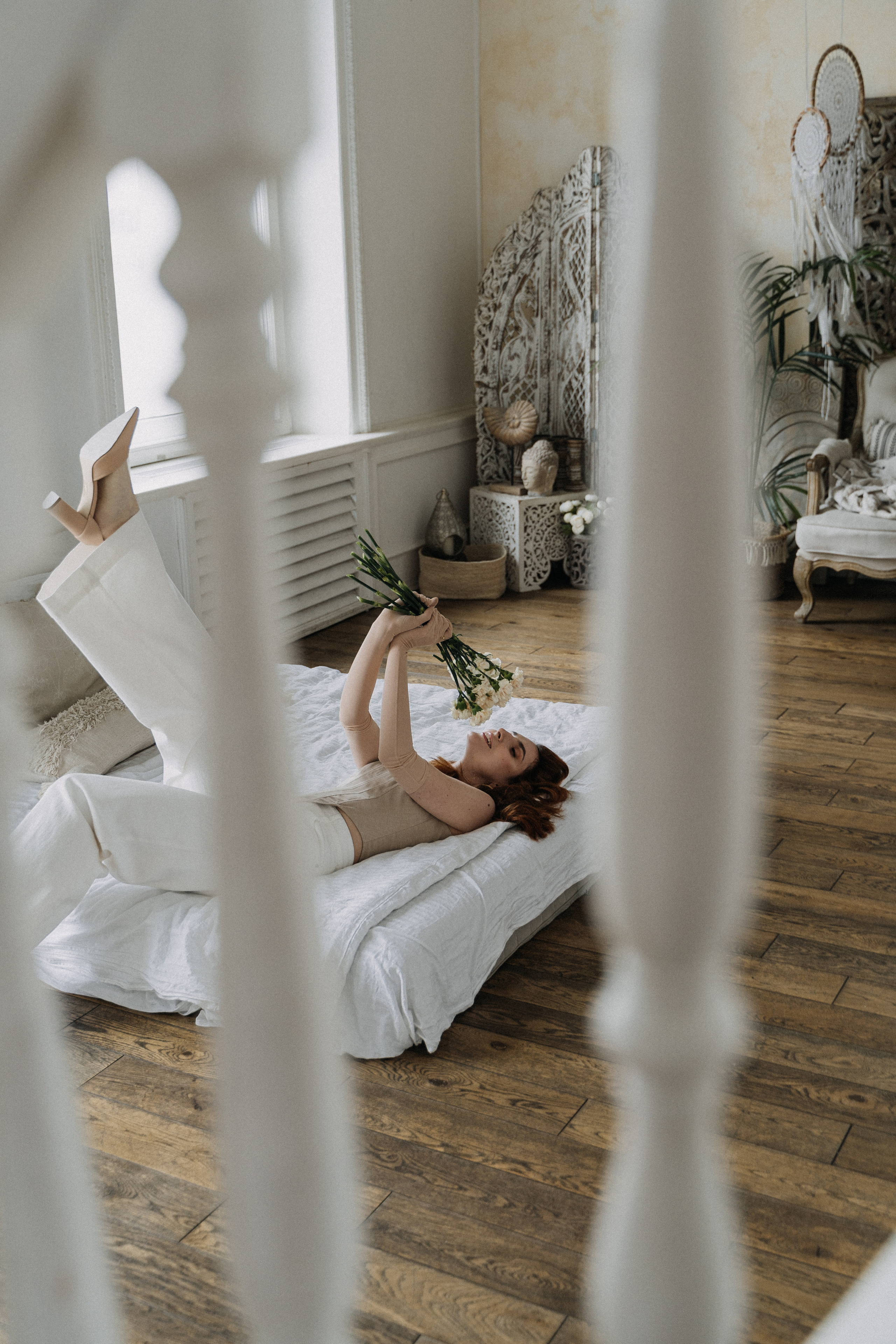 Девушка с гвоздиками. Санкт-Петербург, май 2022. Фотограф в Мурманске, Североморске и Санкт-Петербурге Валерия Козлова