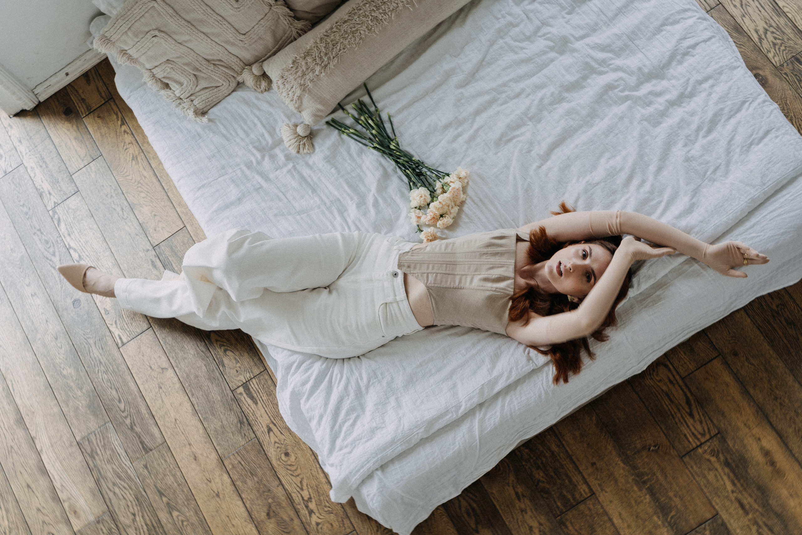 Девушка с гвоздиками. Санкт-Петербург, май 2022. Фотограф в Мурманске, Североморске и Санкт-Петербурге Валерия Козлова