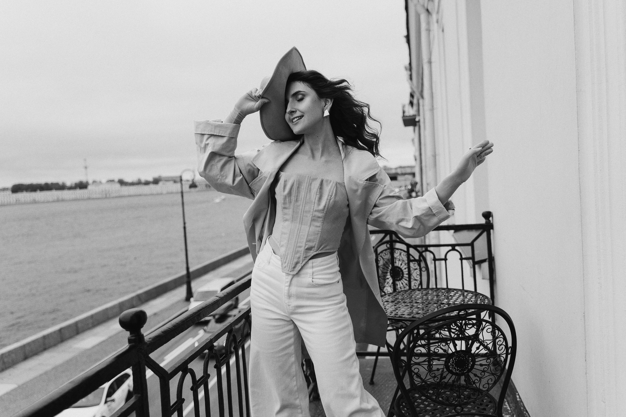 Девушка с гвоздиками. Санкт-Петербург, май 2022. Фотограф в Мурманске, Североморске и Санкт-Петербурге Валерия Козлова