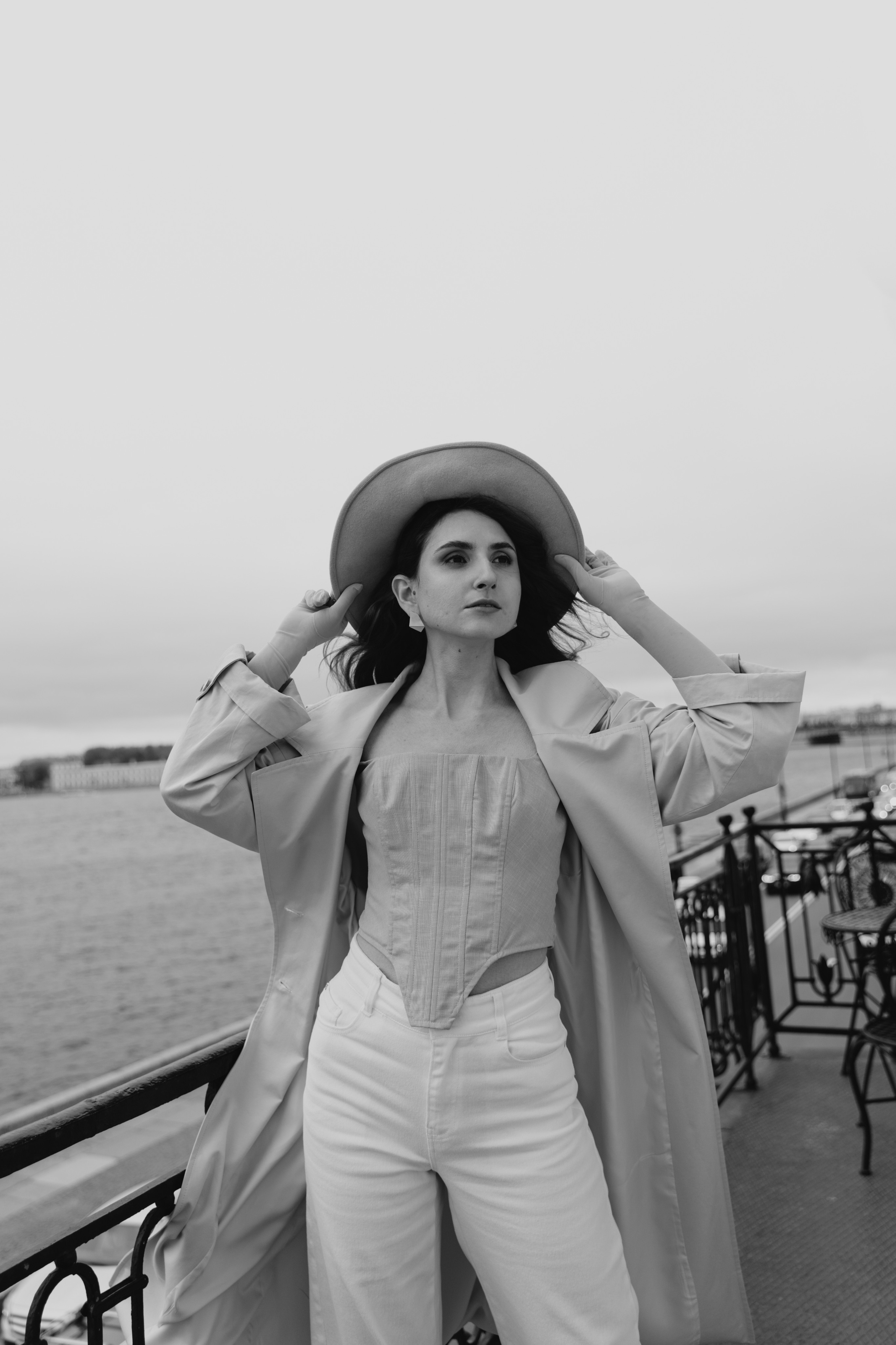 Девушка с гвоздиками. Санкт-Петербург, май 2022. Фотограф в Мурманске, Североморске и Санкт-Петербурге Валерия Козлова