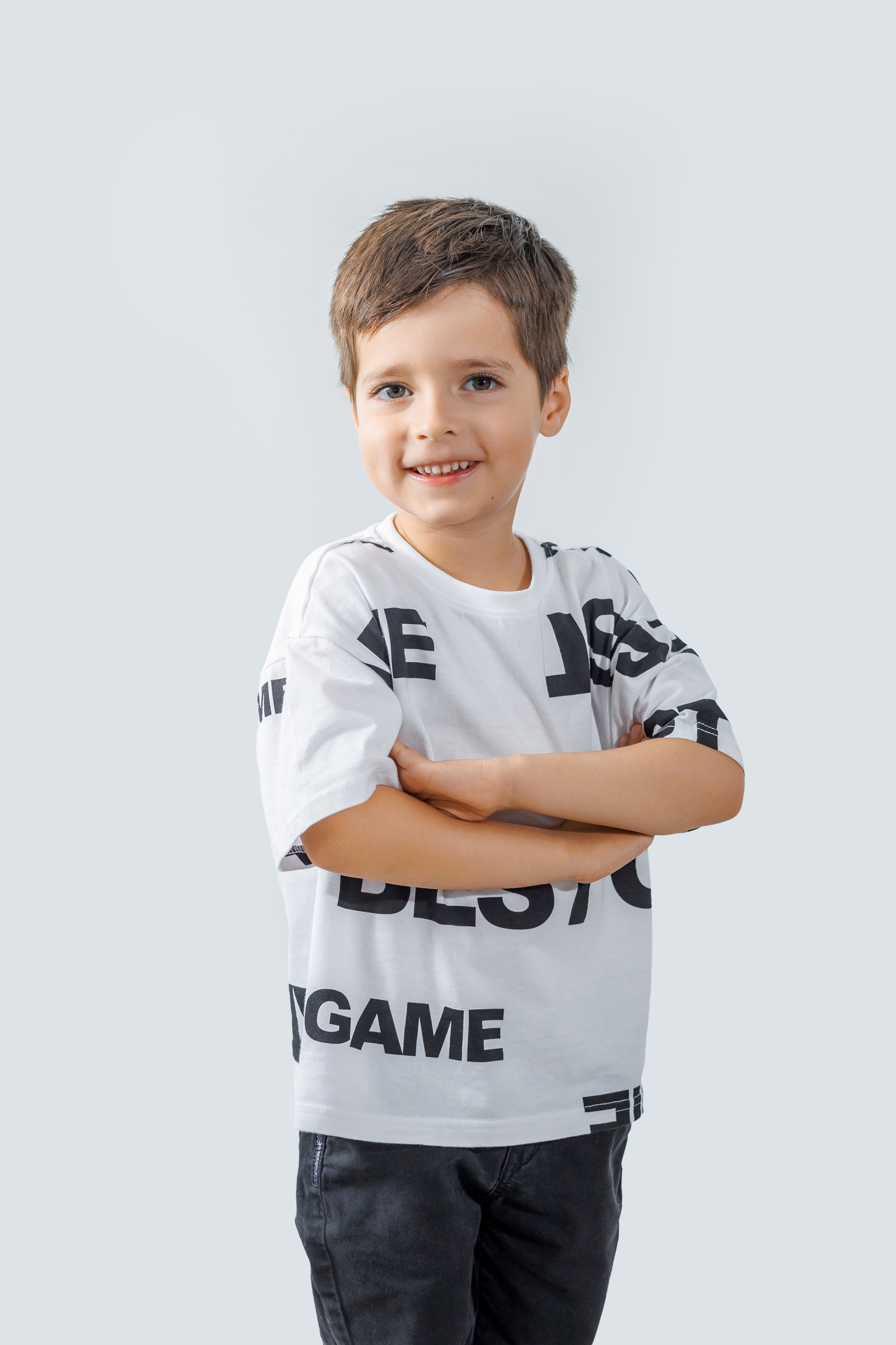 Яркие дети на светлом фоне. Семейный и детский фотограф в Ростове-на-Дону