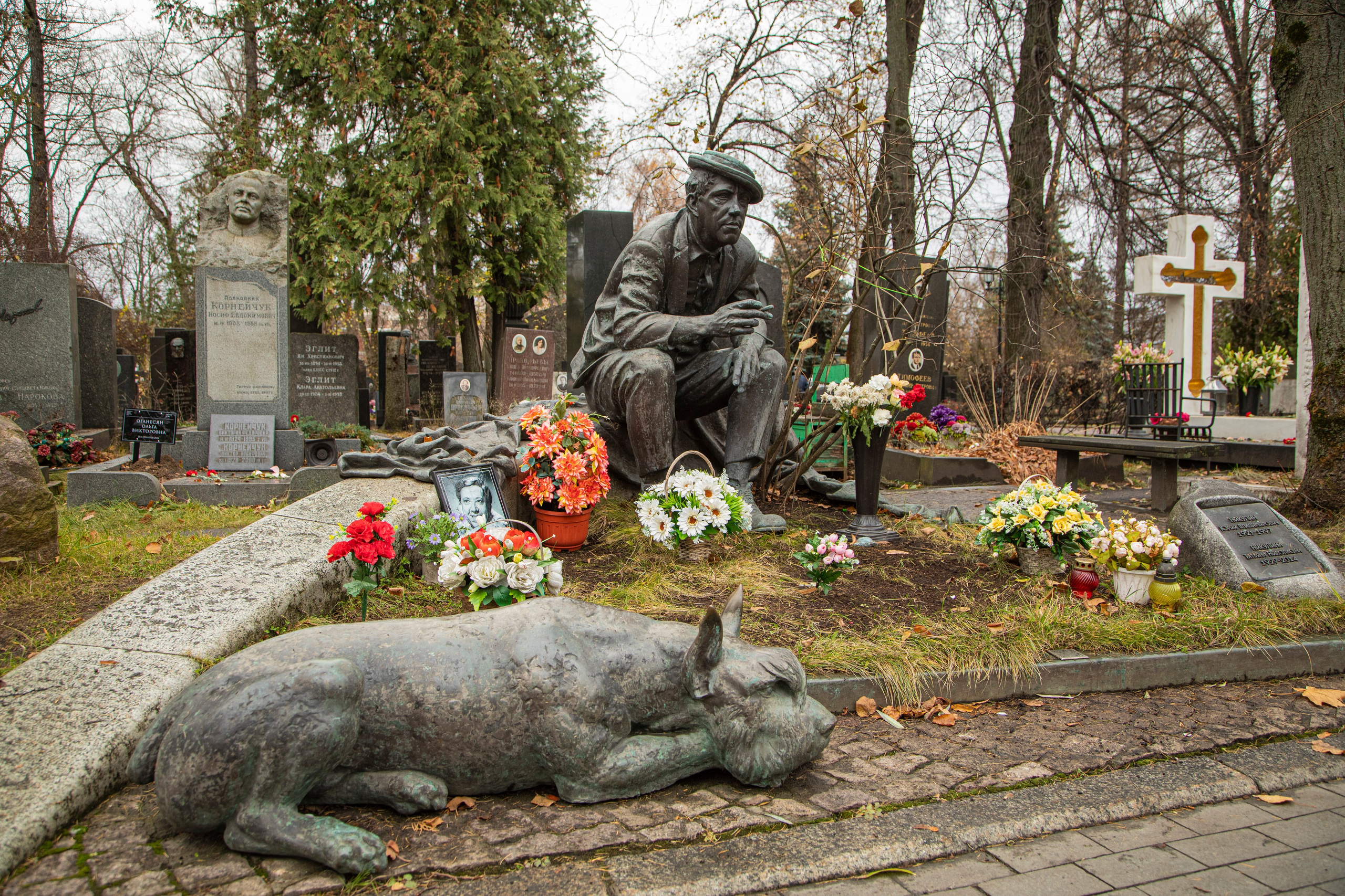 Осенняя прогулка по Новодевичьему кладбищу. Фотограф Сергей Ловкий