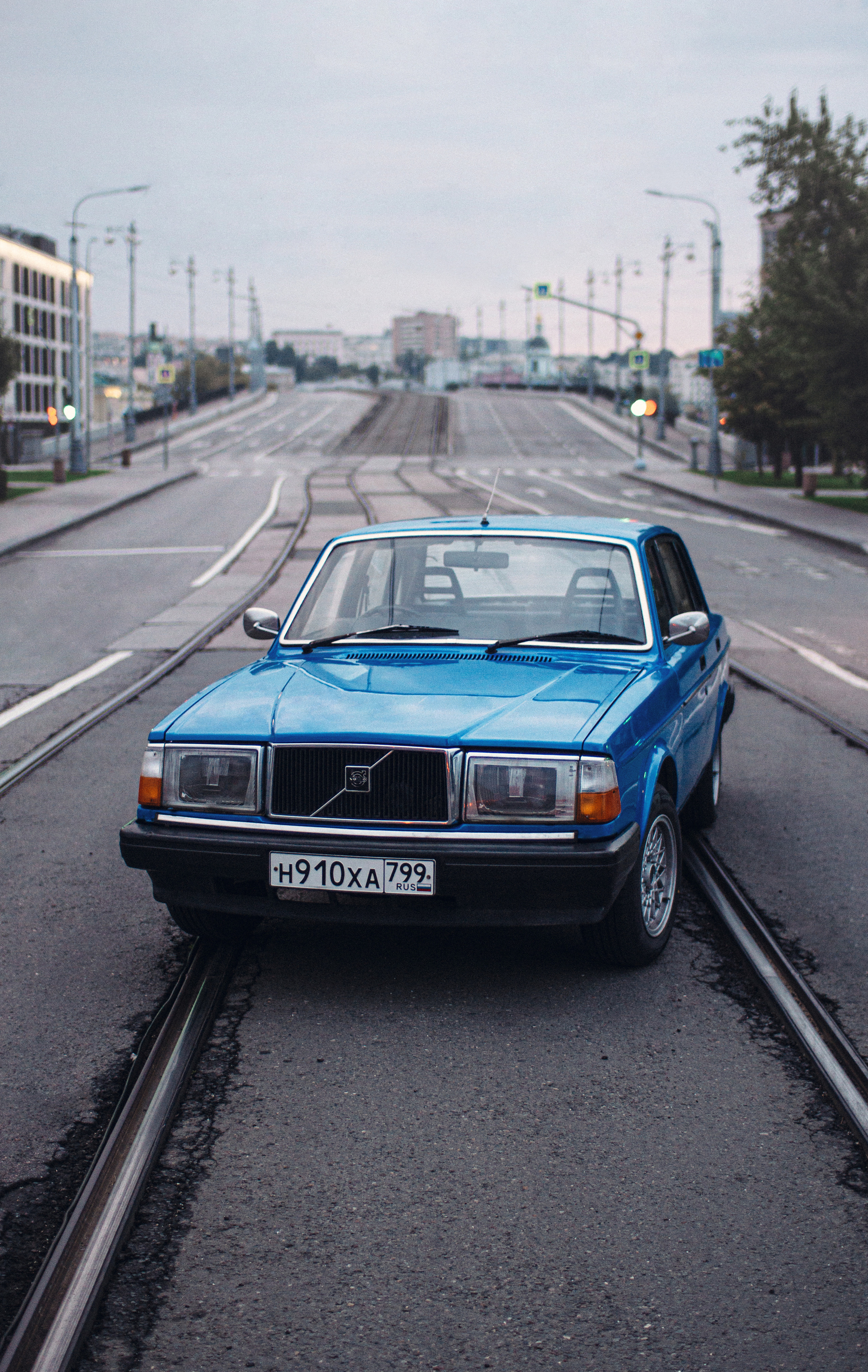 Volvo 240 стоит на улицах Москвы возле красивых домов. Жуков Илья свадебный фотограф в Москве