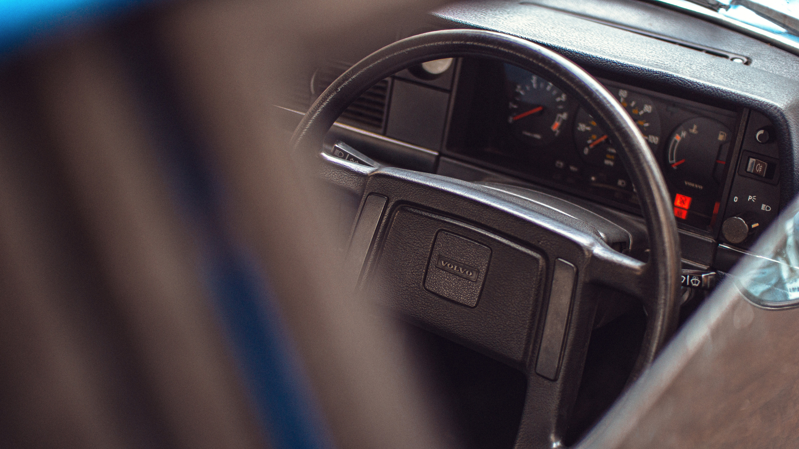 Volvo 240 стоит на улицах Москвы возле красивых домов. Жуков Илья свадебный фотограф в Москве