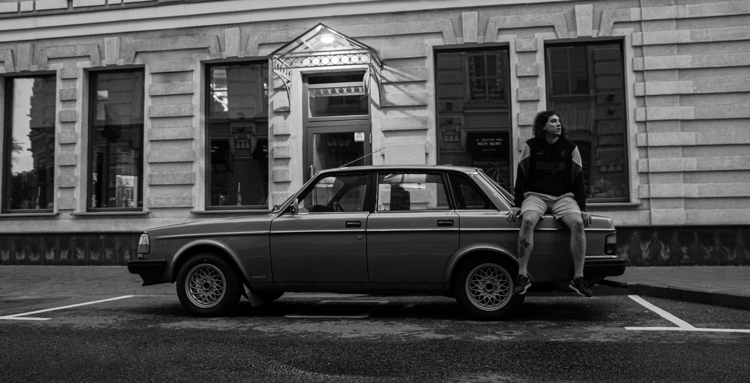 Volvo 240 стоит на улицах Москвы возле красивых домов. Жуков Илья свадебный фотограф в Москве
