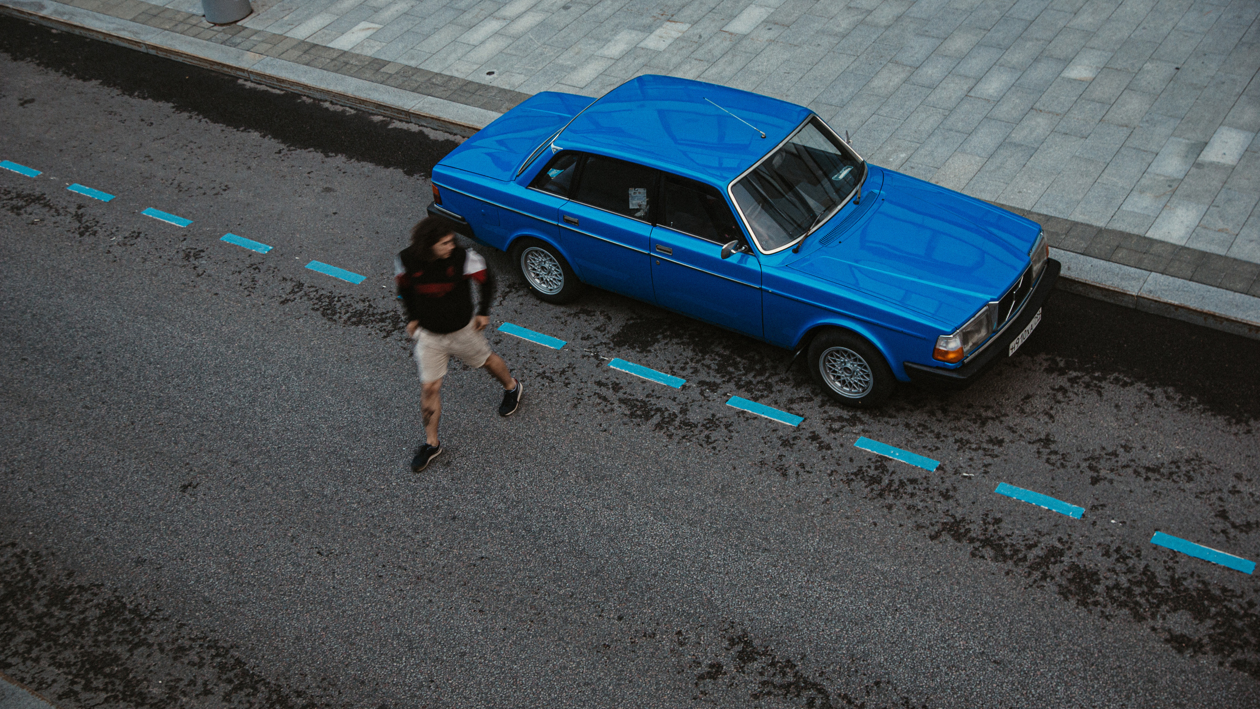 Volvo 240 стоит на улицах Москвы возле красивых домов. Жуков Илья свадебный фотограф в Москве