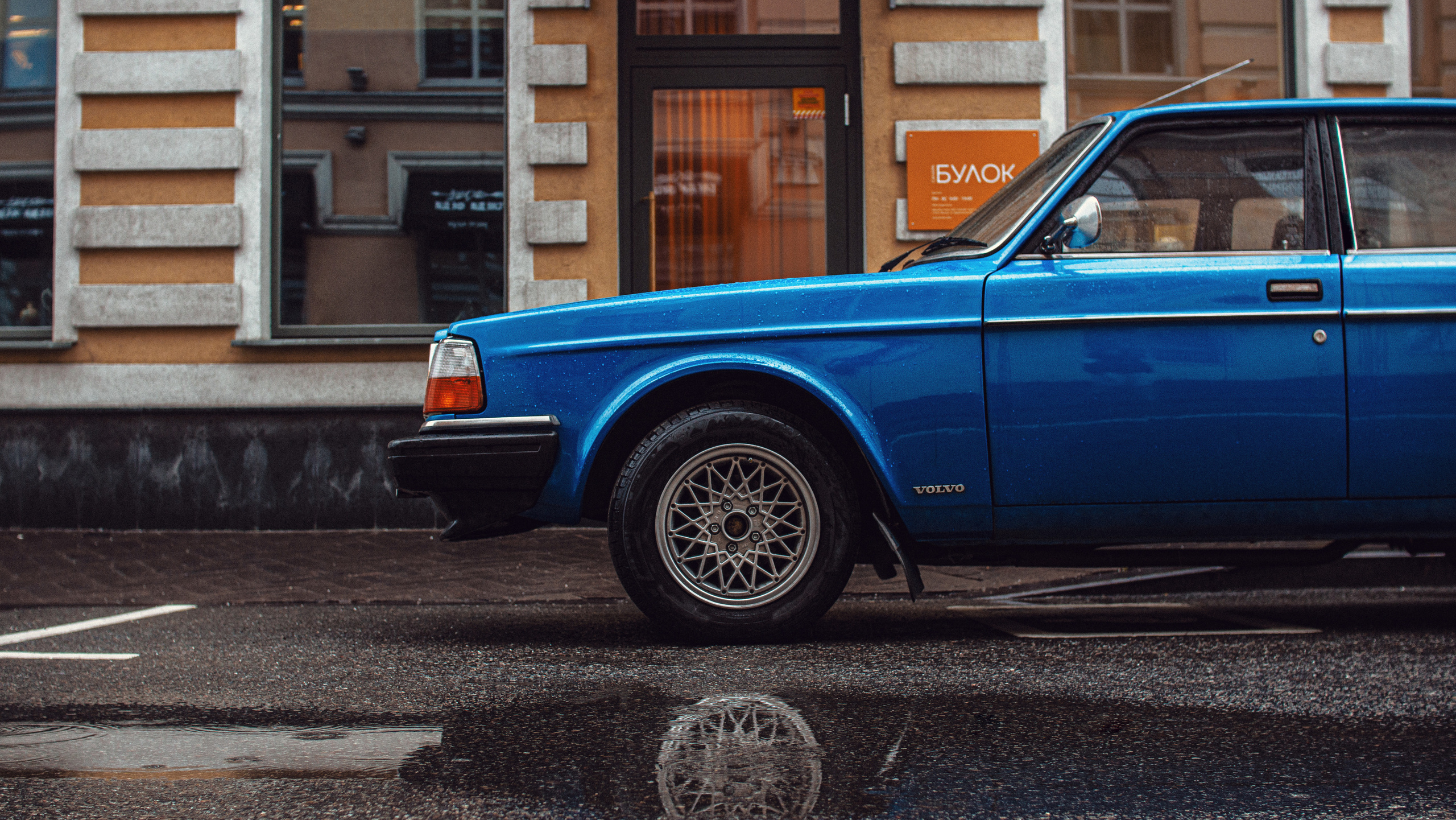 Volvo 240 стоит на улицах Москвы возле красивых домов. Жуков Илья свадебный фотограф в Москве