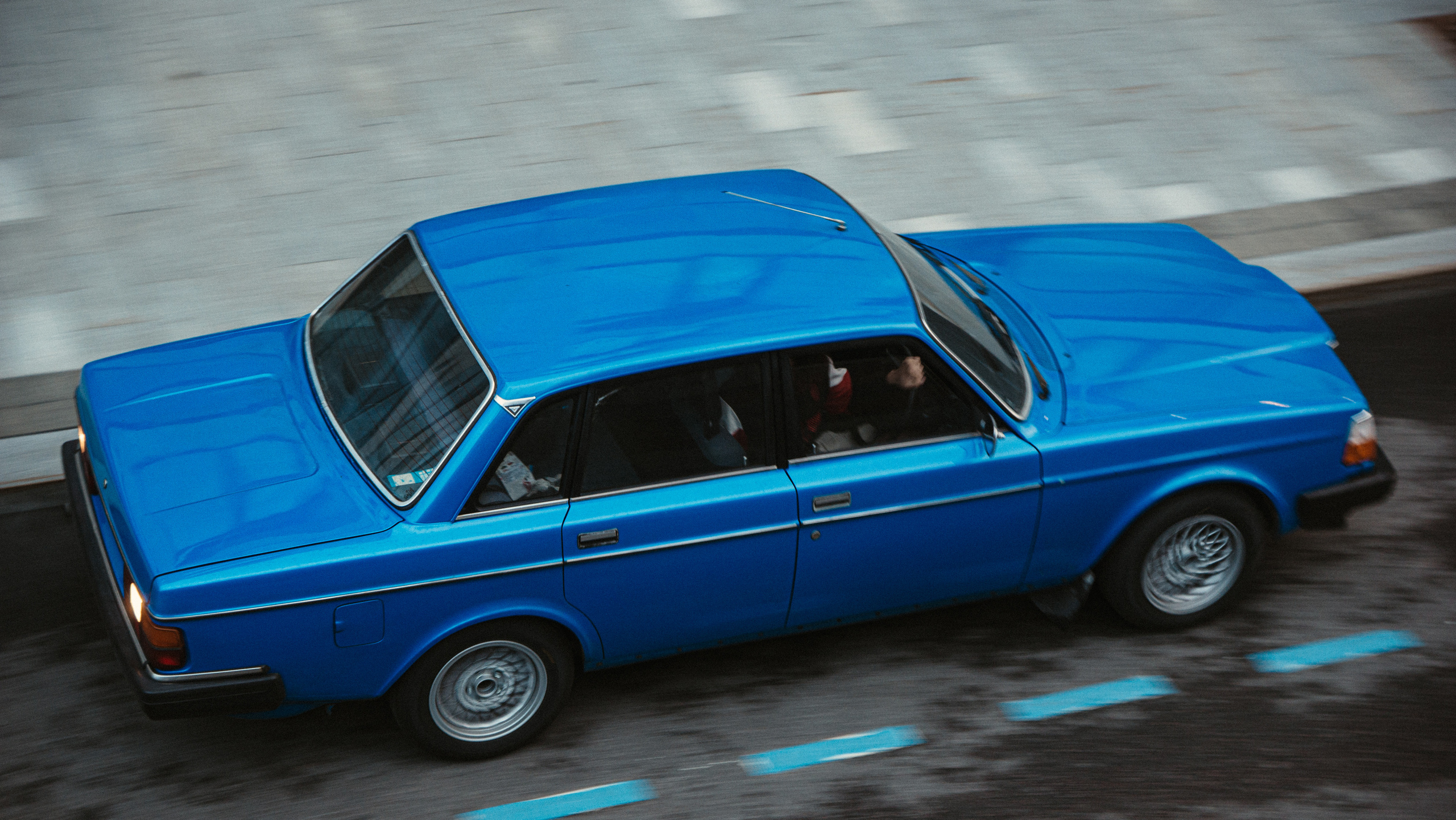 Volvo 240 стоит на улицах Москвы возле красивых домов. Жуков Илья свадебный фотограф в Москве