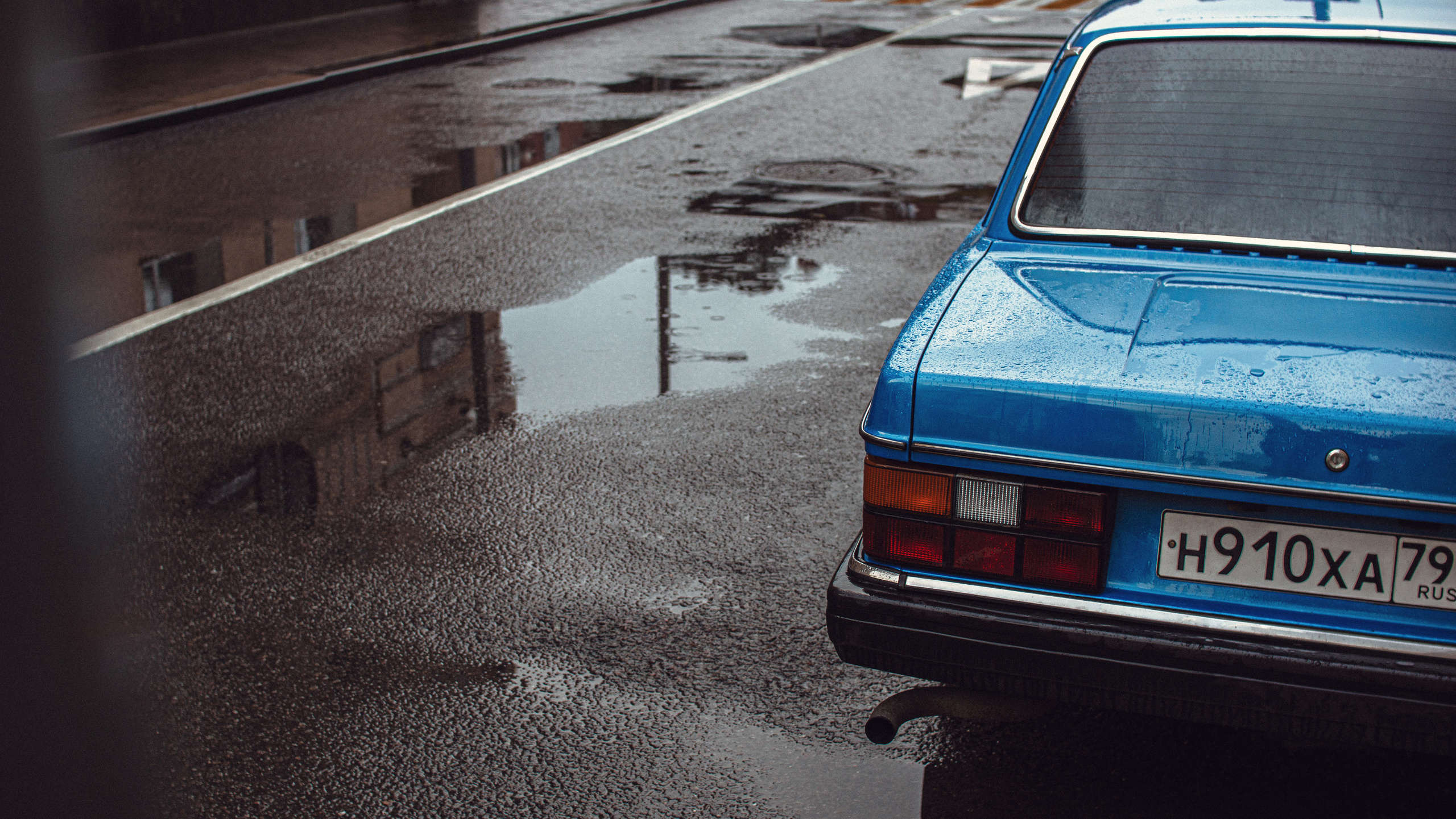 Volvo 240 стоит на улицах Москвы возле красивых домов. Жуков Илья свадебный фотограф в Москве